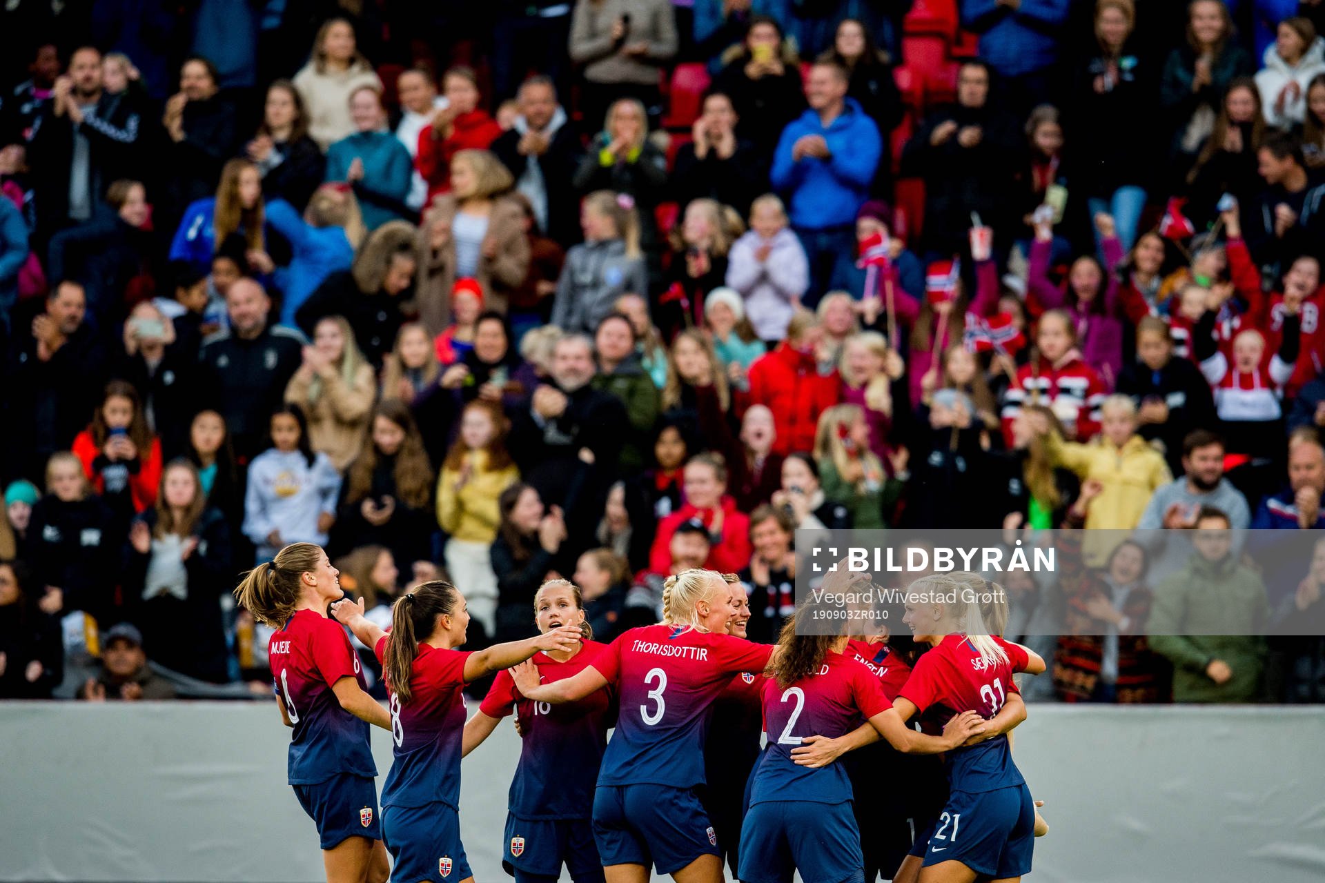 Caroline Graham Hansen of Norway celebrates with teammates Maren Mjelde, Vilde Bøe Risa, Guro Reiten, Maria Thorisdottir, Kristine Minde, Ingrid Moe Wold and Karina Sævik after scoring 2-1 during the women's international friendly football match between Norway and England on September 3, 2019 in Bergen.