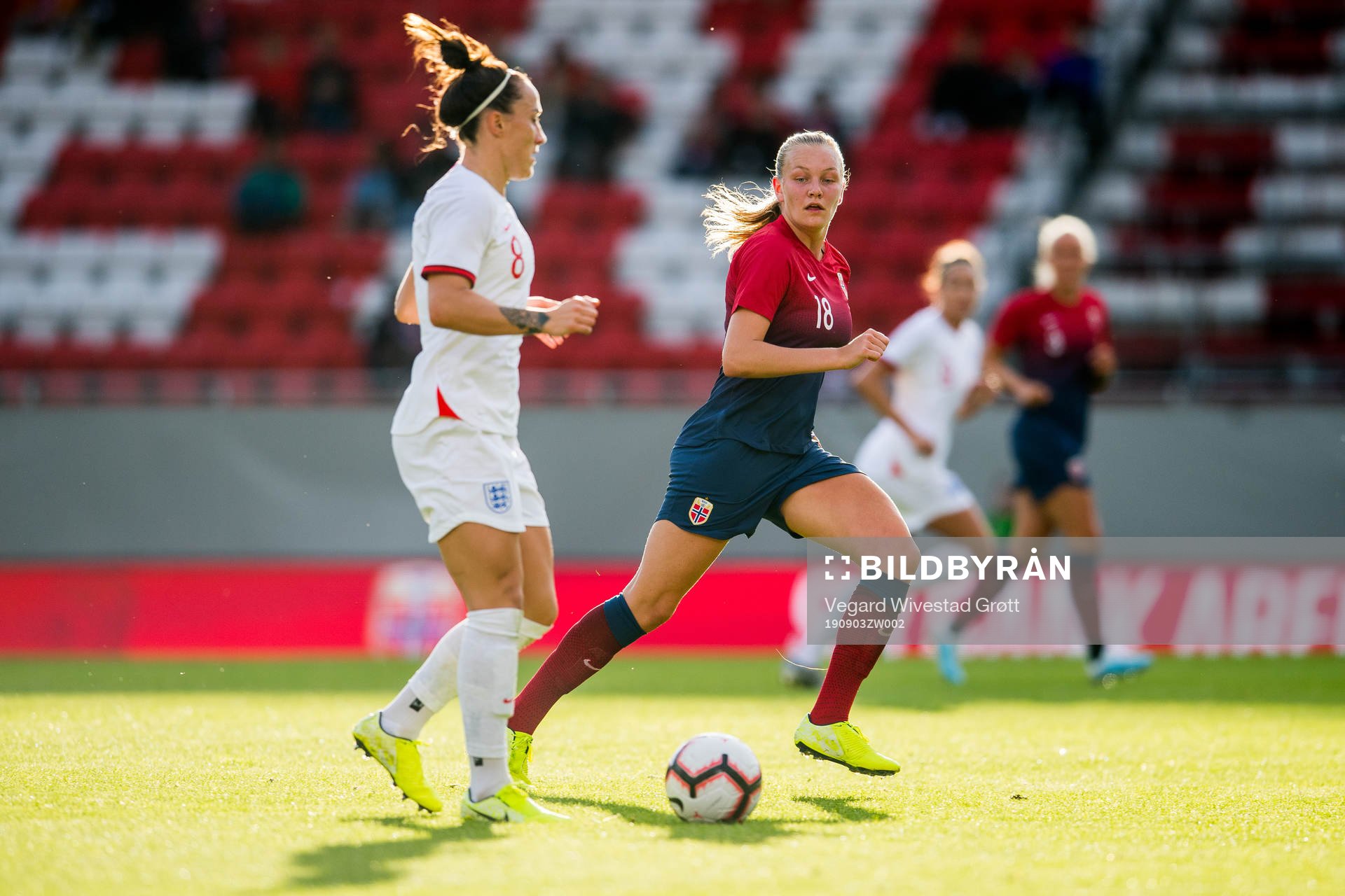 Lucy Bronze of England and Frida Maanum of Norway