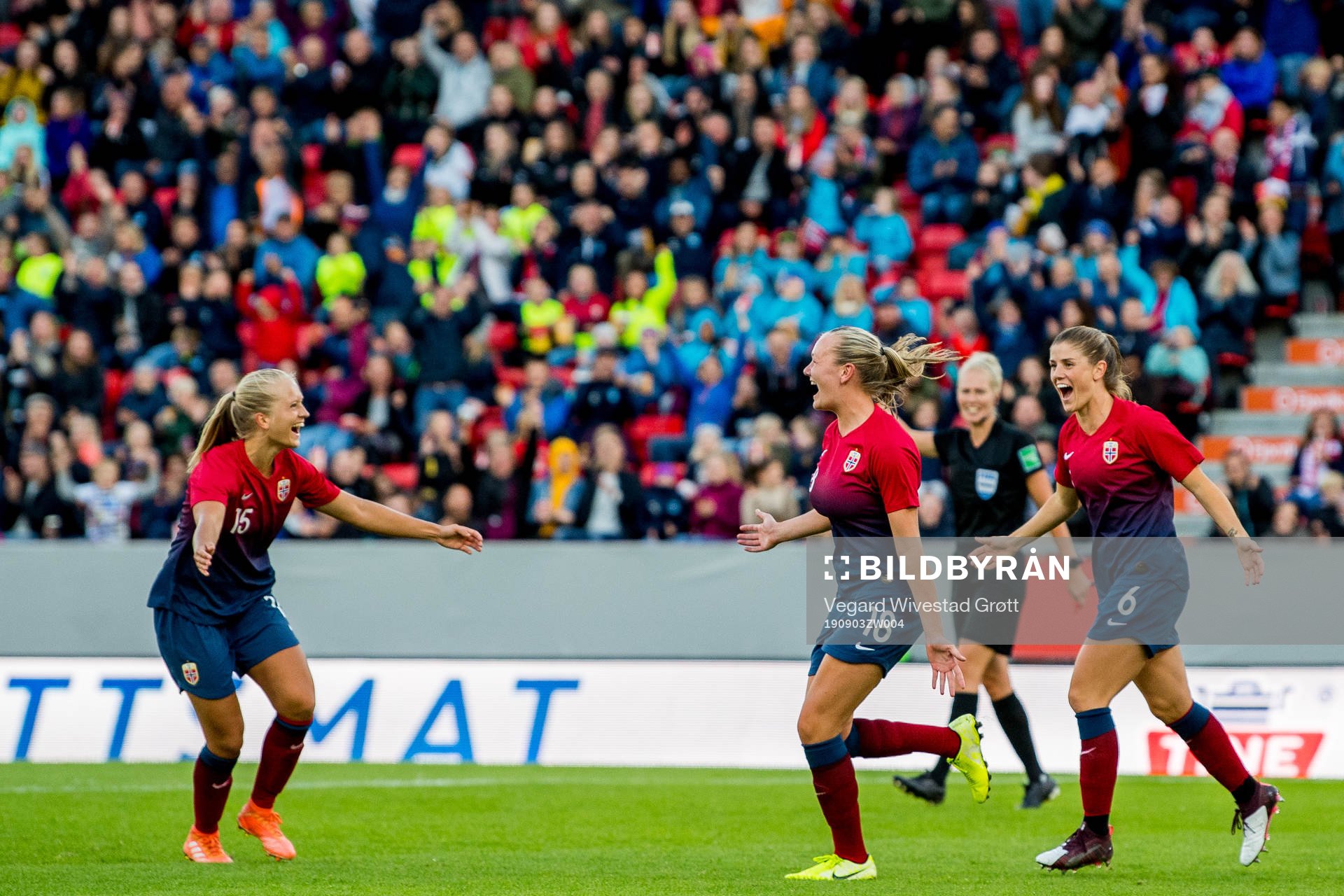 Frida Maanum of Norway celebrates with teammates Amalie