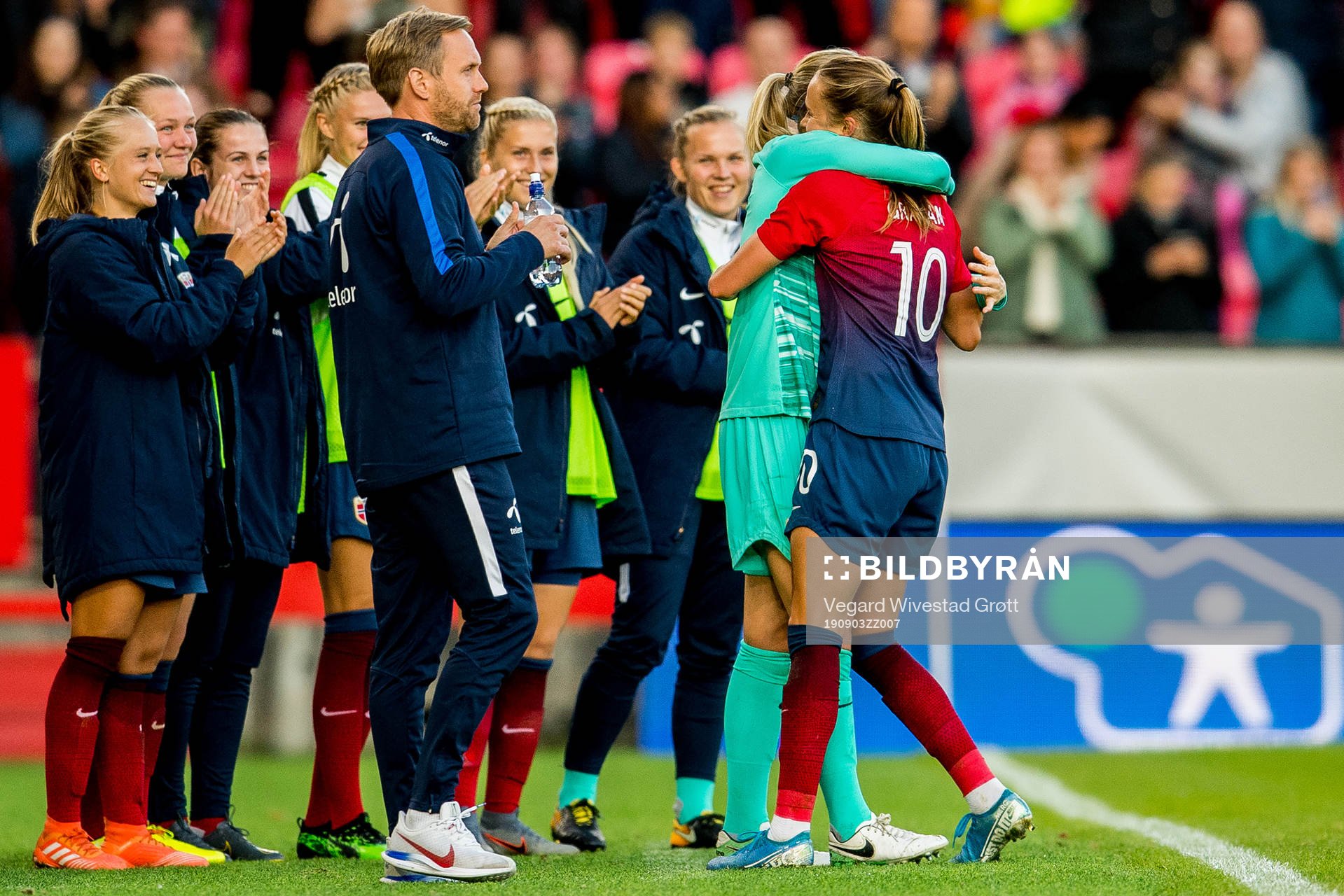Caroline Graham Hansen of Norway celebrates with teammate