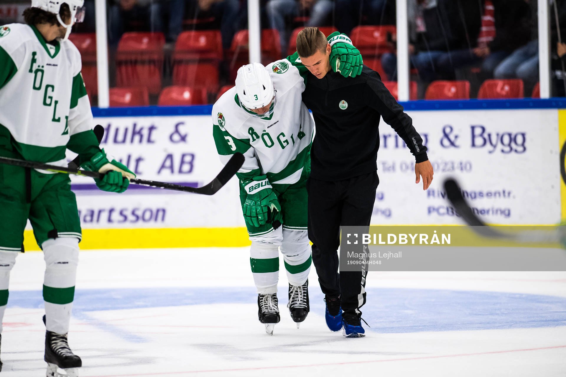 Rögles Daniel Bertov blir hjälpt av isen