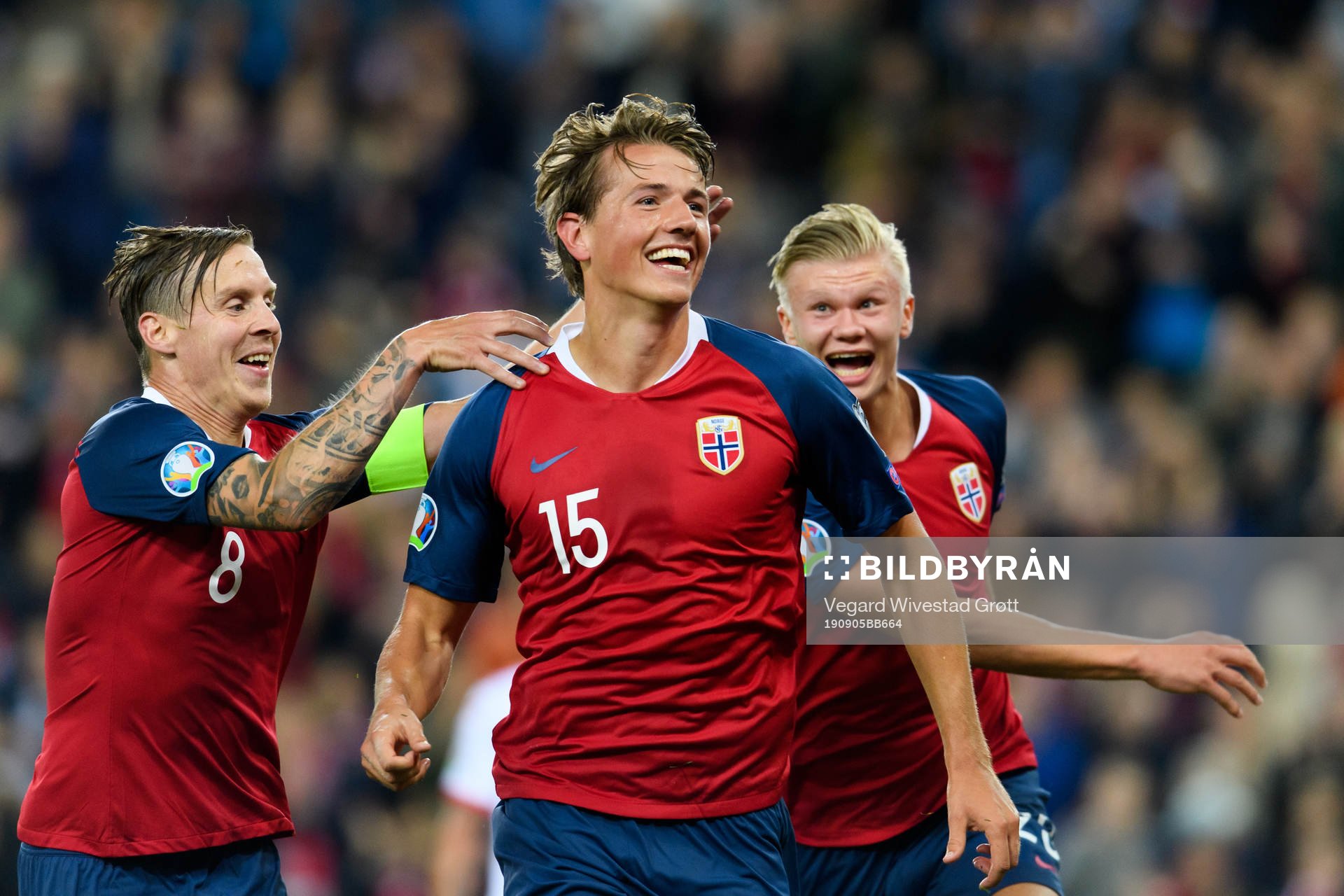 Sander Berge of Norway celebrates with teammates Stefan