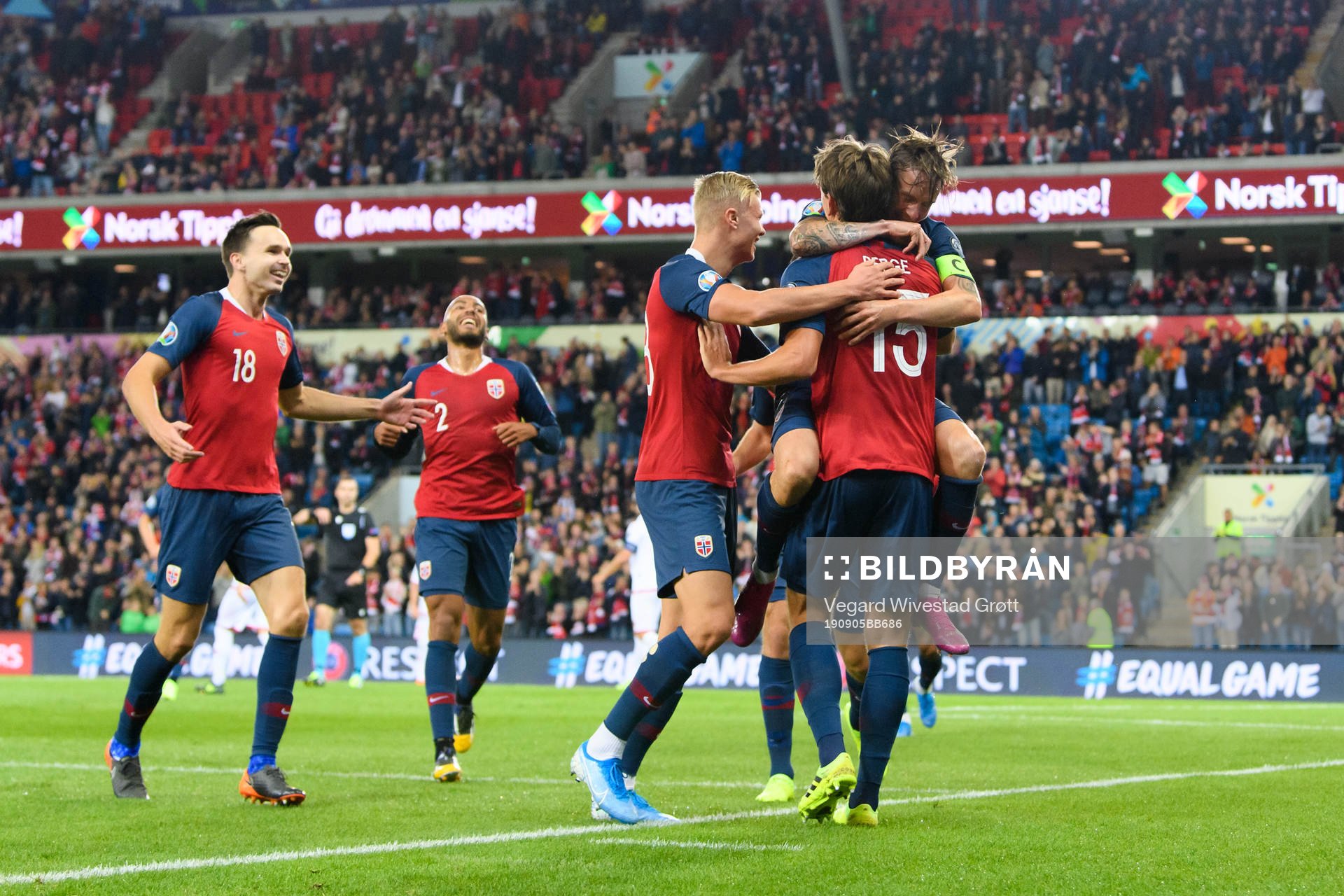 Sander Berge celebrates with team mates