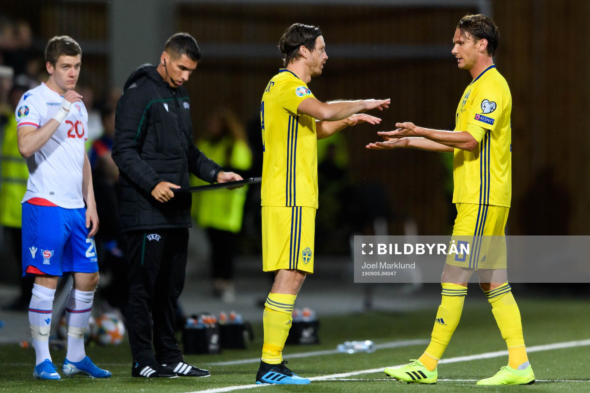 Albin Ekdal (R) of Sweden is replaced by Gustav Svensson (L)