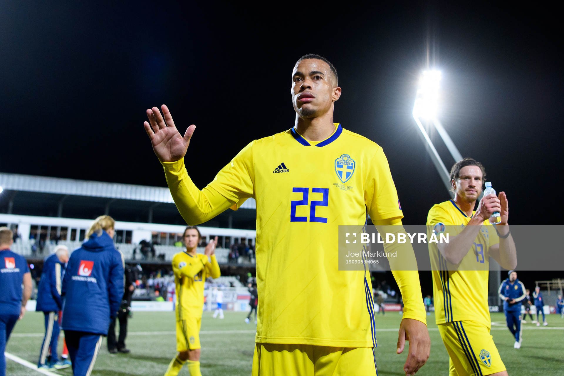 Robin Quaison of Sweden give his thanks to the supporters