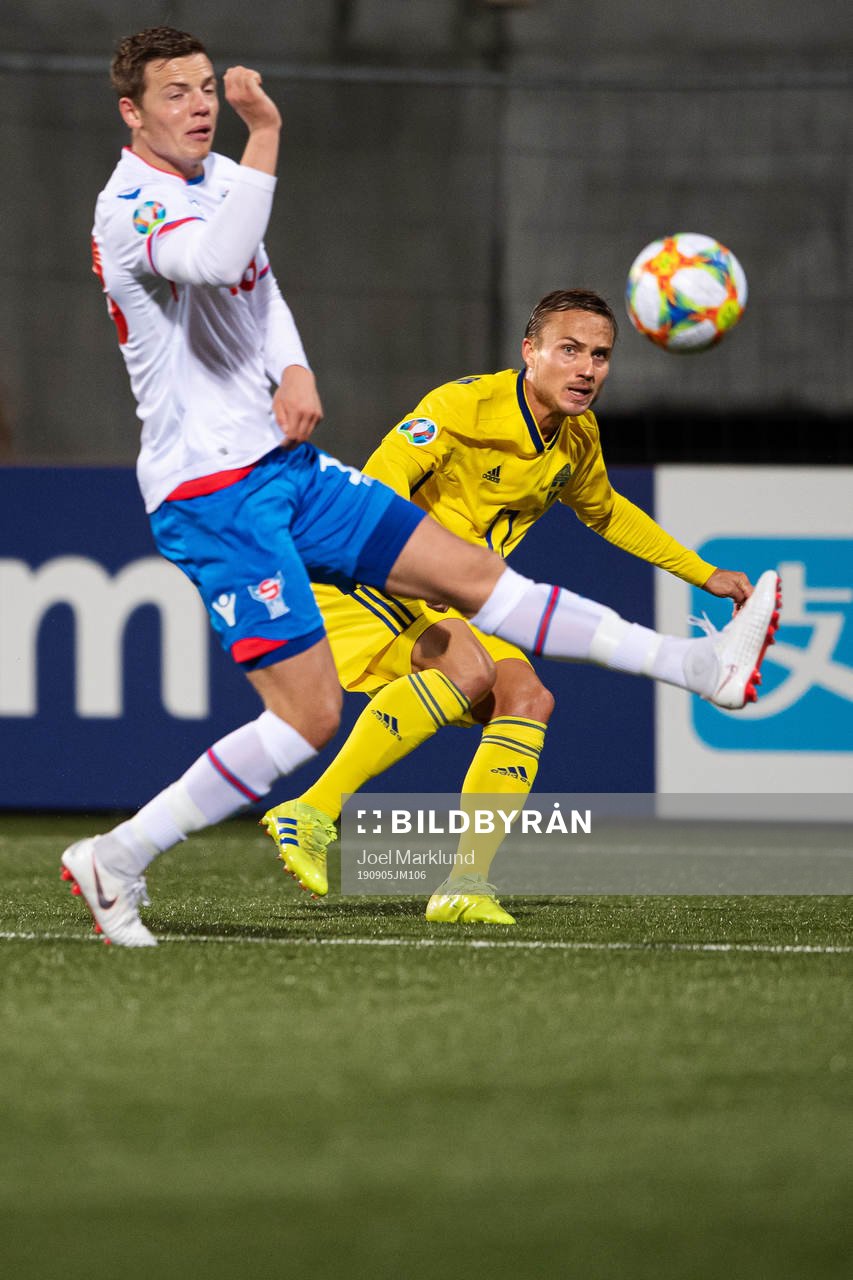 Hørdur Askham of Faroe Islands and Pierre Bengtsson of