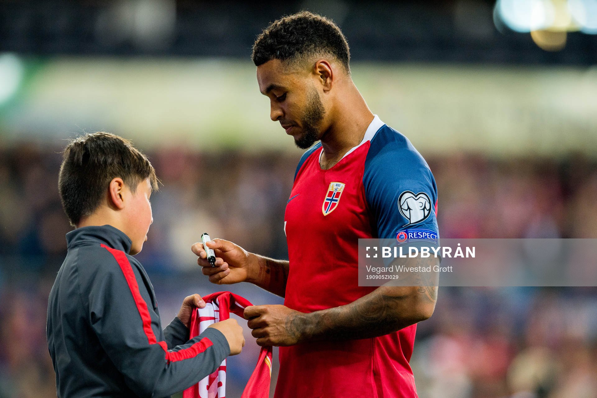 Joshua King of Norway signs an autograph