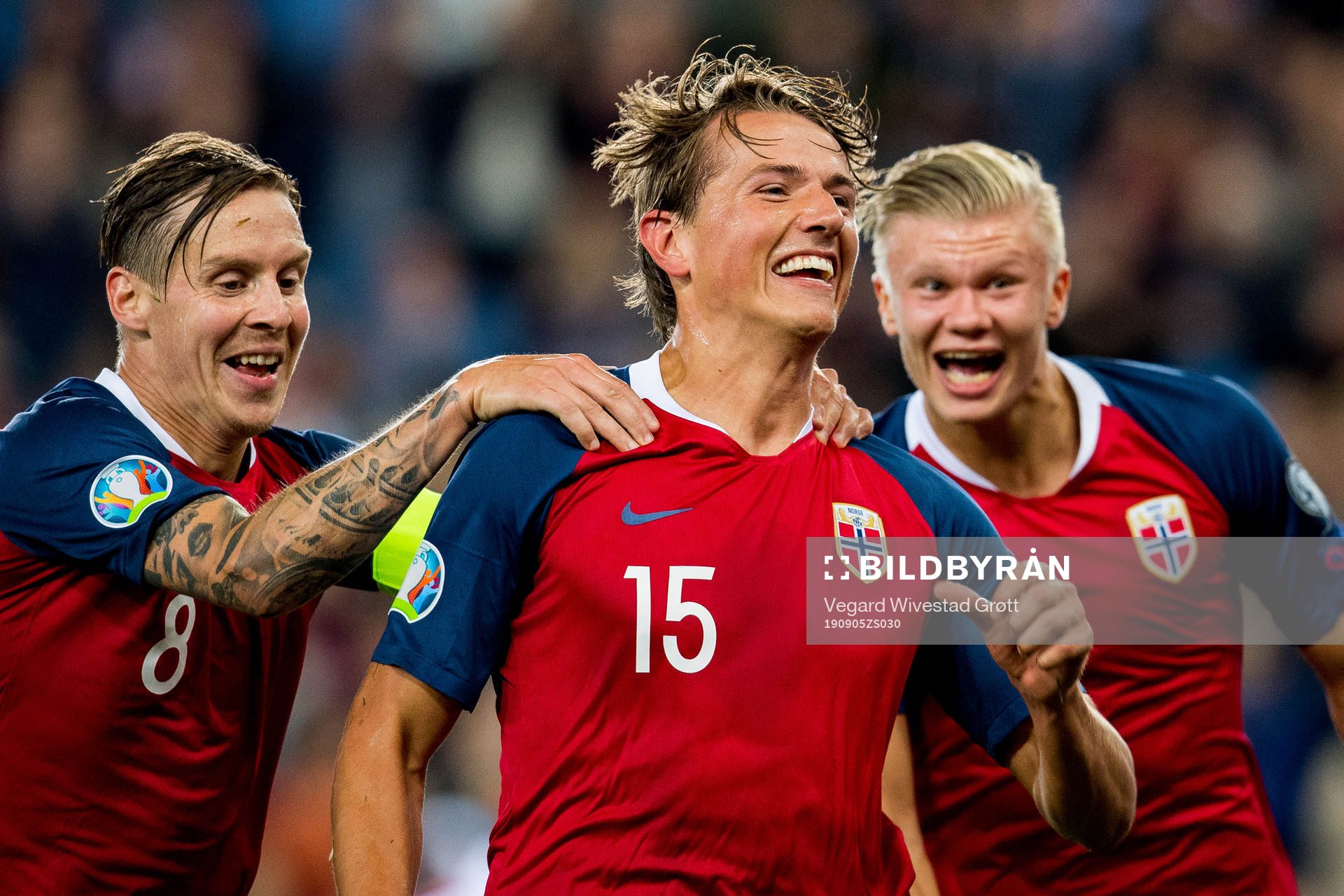 Sander Berge of Norway celebrates with teammates Stefan