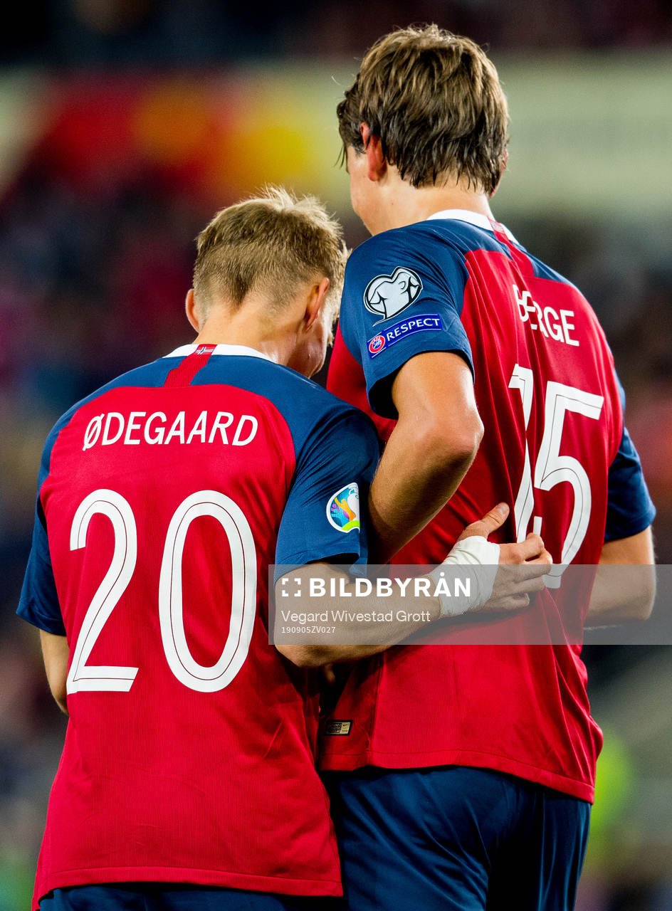 Sander Berge of Norway celebrates with teammate Martin