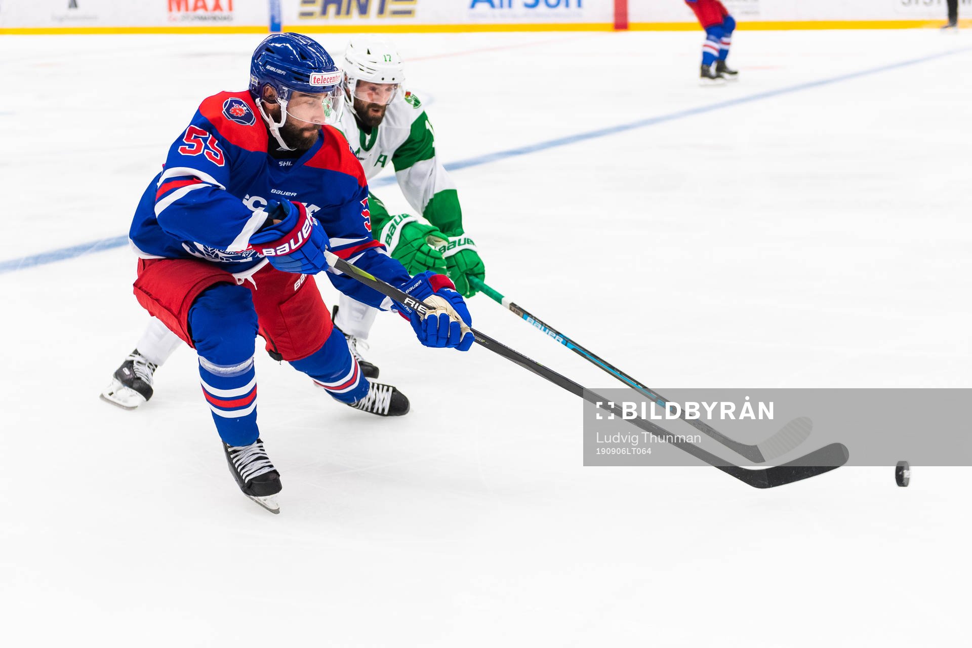 Oskarshamns Jake Newton och Rögles Taylor Matson i kamp om