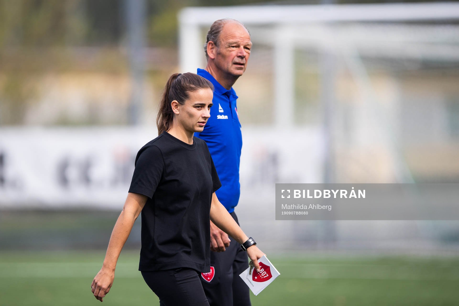 Limhamn Bunkeflos tränare Renée Slegers och assisterande tränare Jonas Carlberg inför fotbollsmatchen i Damallsvenskan mellan Limhamn Bunkeflo och Piteå den 7 september 2019 i Malmö .