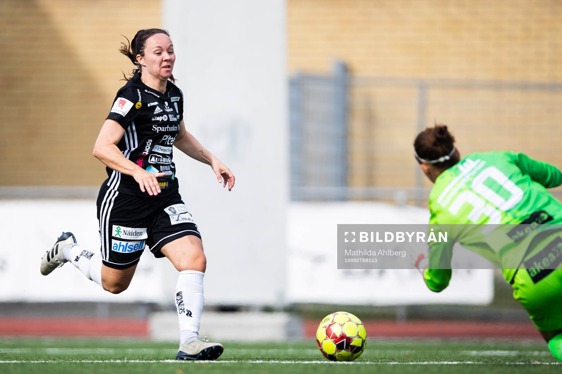 Piteås June Pedersen och Limhamn Bunkeflos målvakt