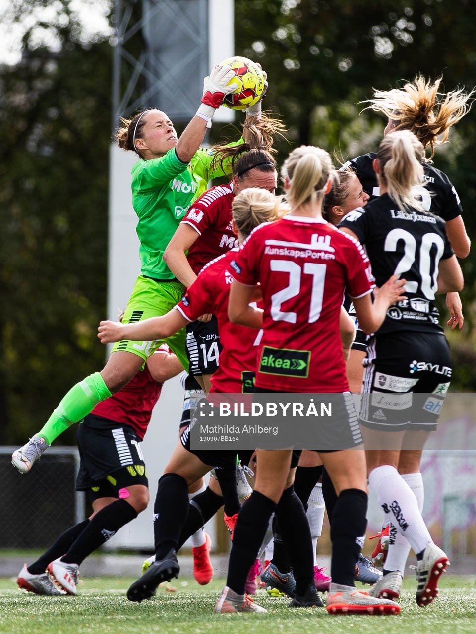 Limhamn Bunkeflos målvakt Chandra Bednar räddar