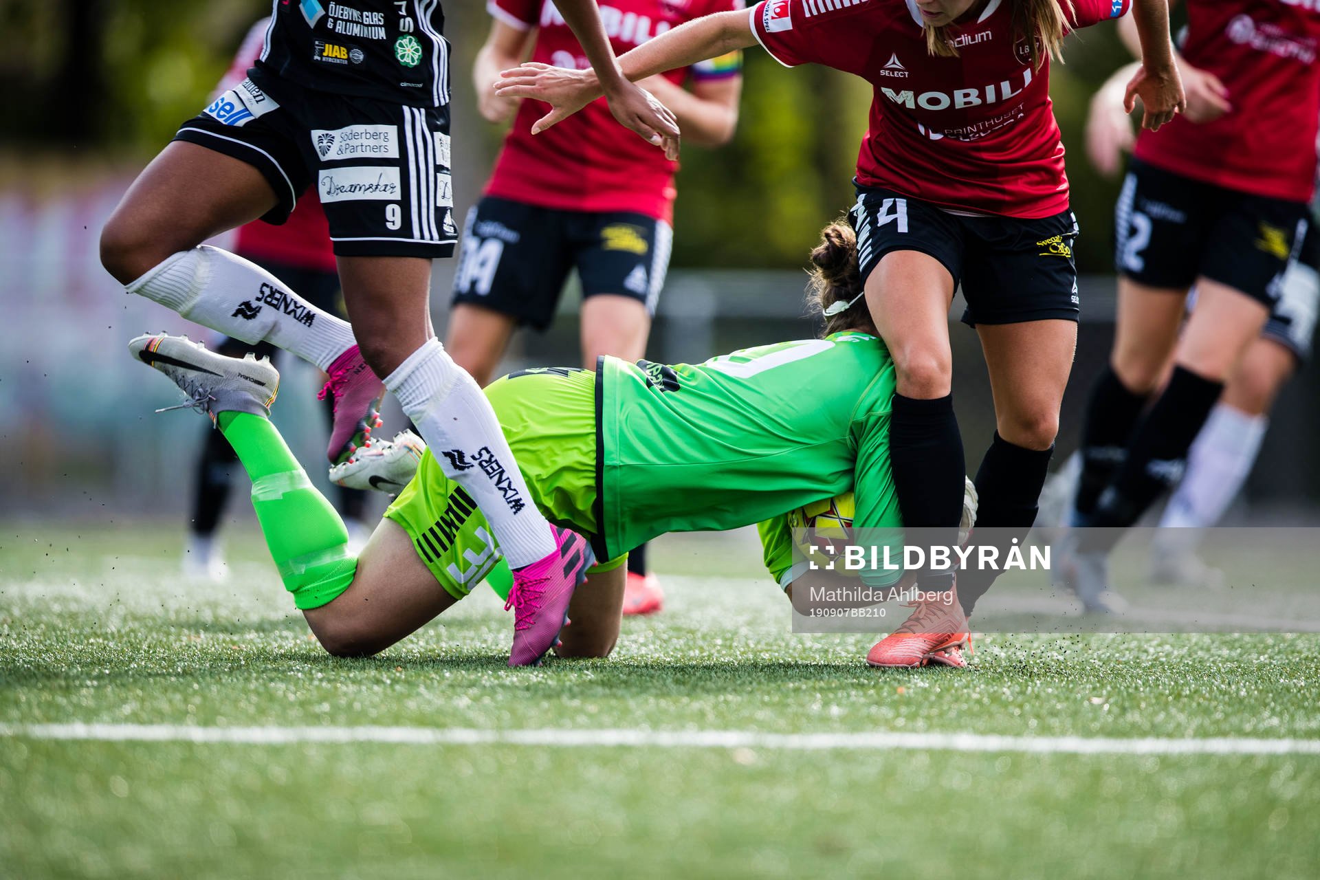 Limhamn Bunkeflos målvakt Chandra Bednar kolliderar med