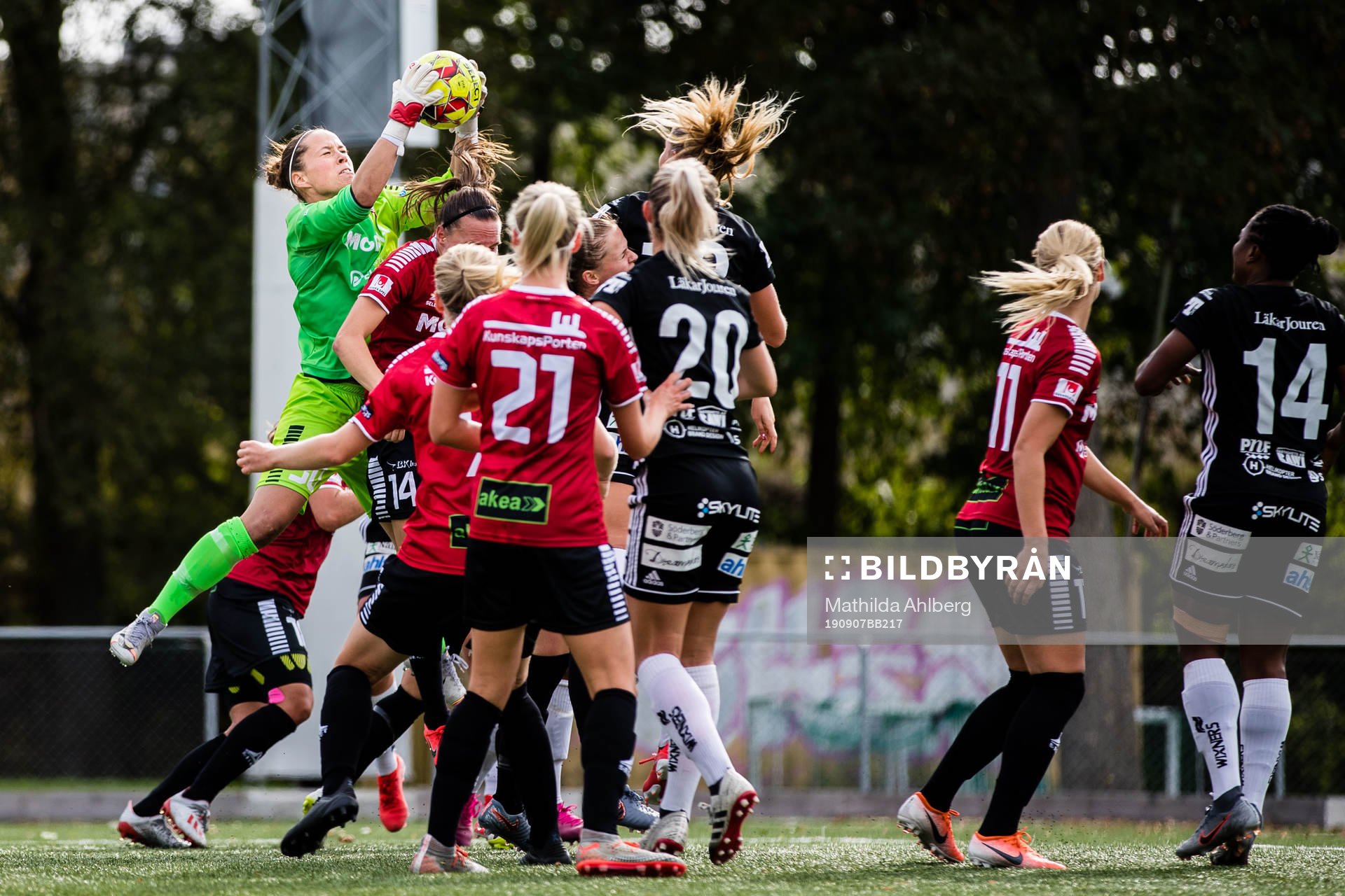 Limhamn Bunkeflos målvakt Chandra Bednar räddar