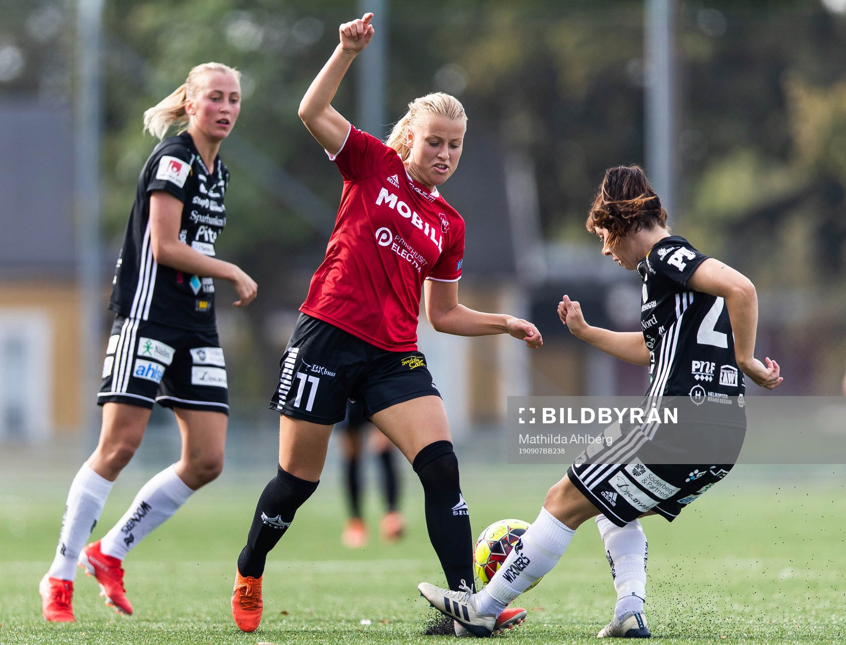 Limhamn Bunkeflos Sophie Sundqvist i kamp om bollen med