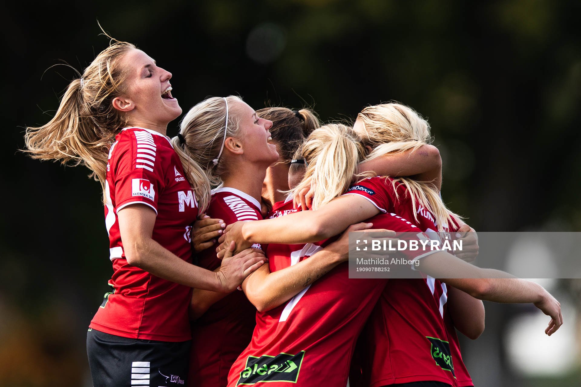 Limhamn Bunkeflos Hanna Persson jublar med lagkamrater