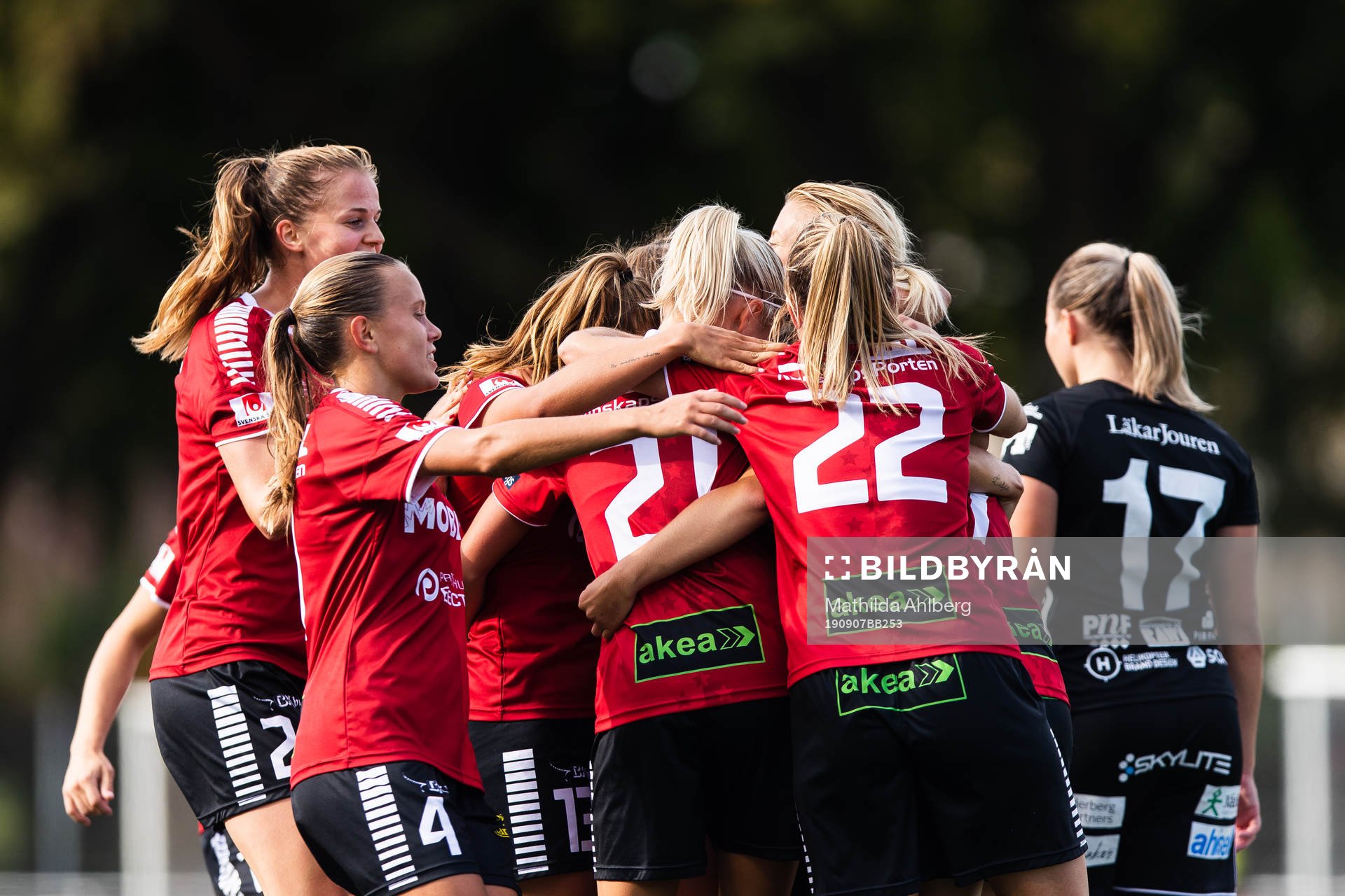 Limhamn Bunkeflos spelare jublar efter 1-0 genom Sophie Sundqvist under fotbollsmatchen i Damallsvenskan mellan Limhamn Bunkeflo och Piteå den 7 september 2019 i Malmö .