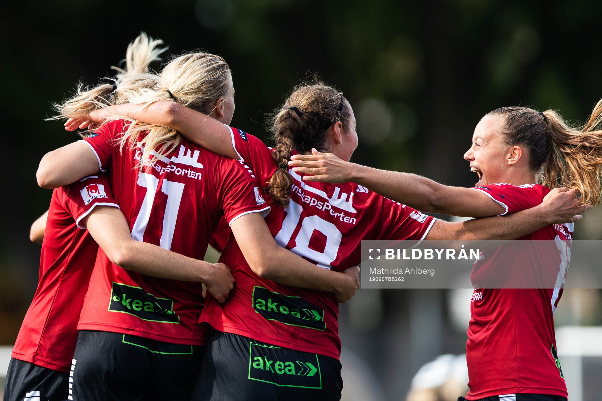 Limhamn Bunkeflos Sophie Sundqvist jublar med Elisa Lang