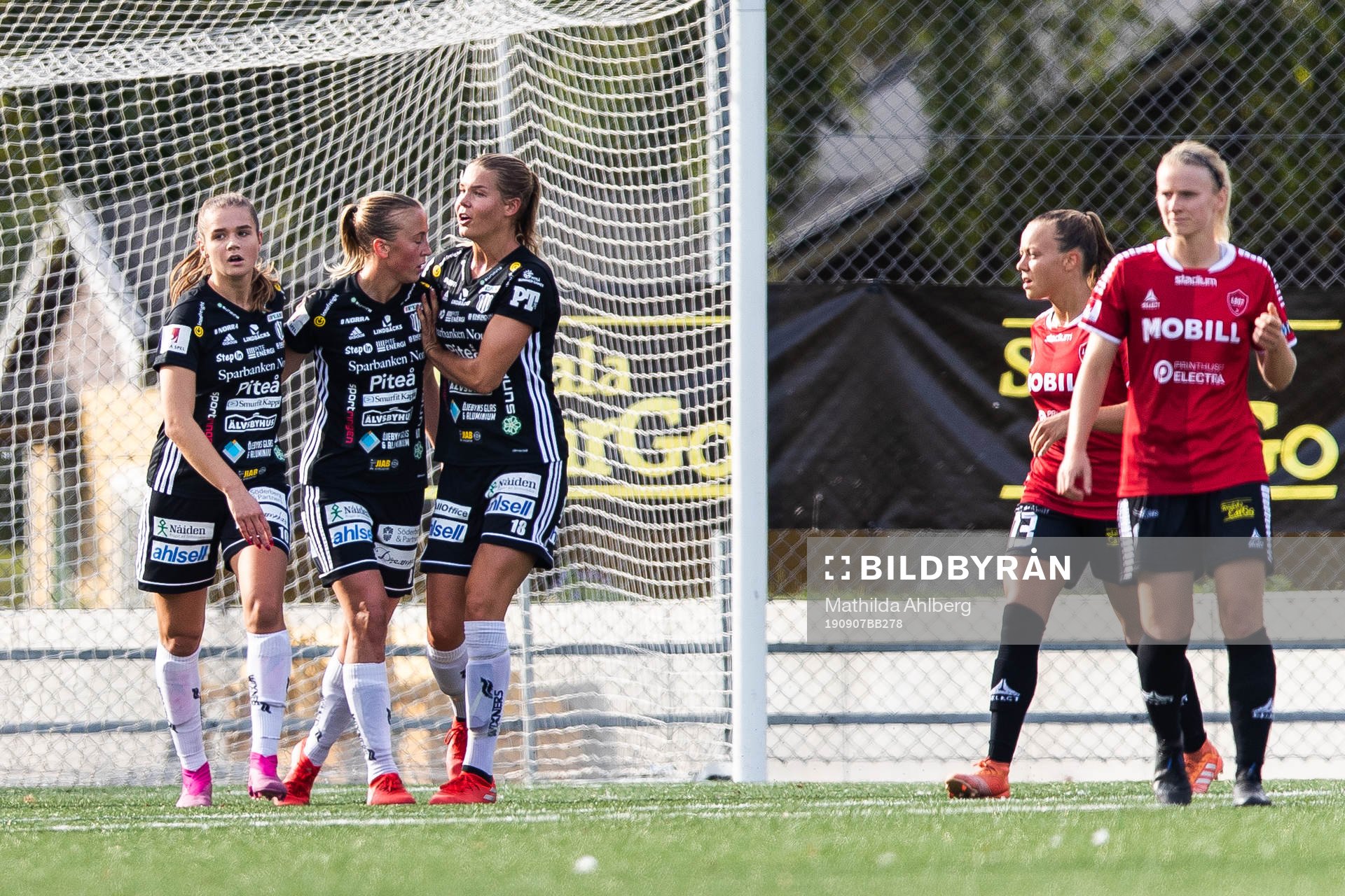 Piteås Julia Karlernäs (mitten) jublar med lagkamrater efter att hon gjort 1-1 på straff under fotbollsmatchen i Damallsvenskan mellan Limhamn Bunkeflo och Piteå den 7 september 2019 i Malmö .