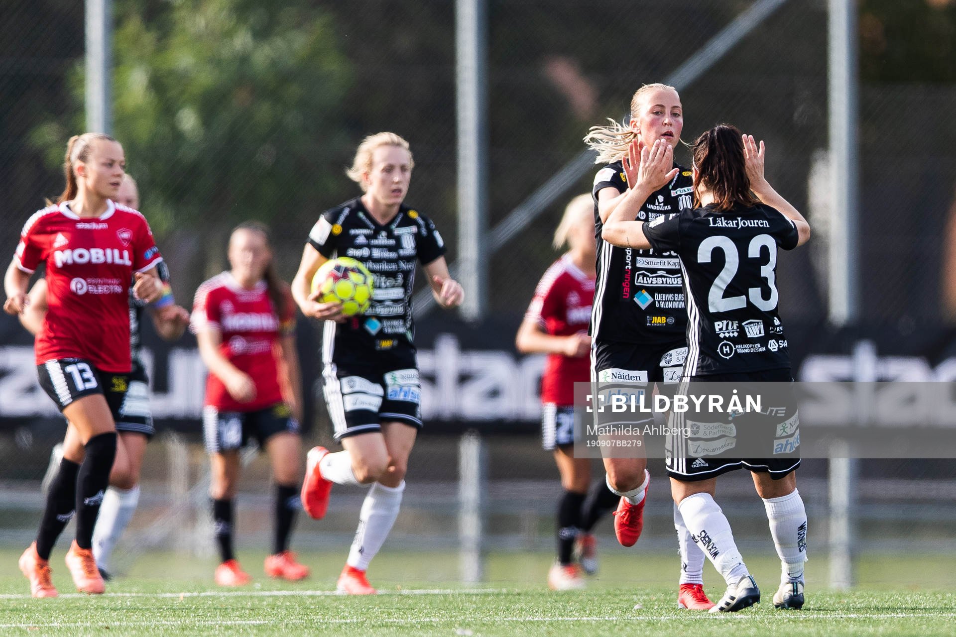 Piteås Julia Karlernäs jublar med June Pedersen
