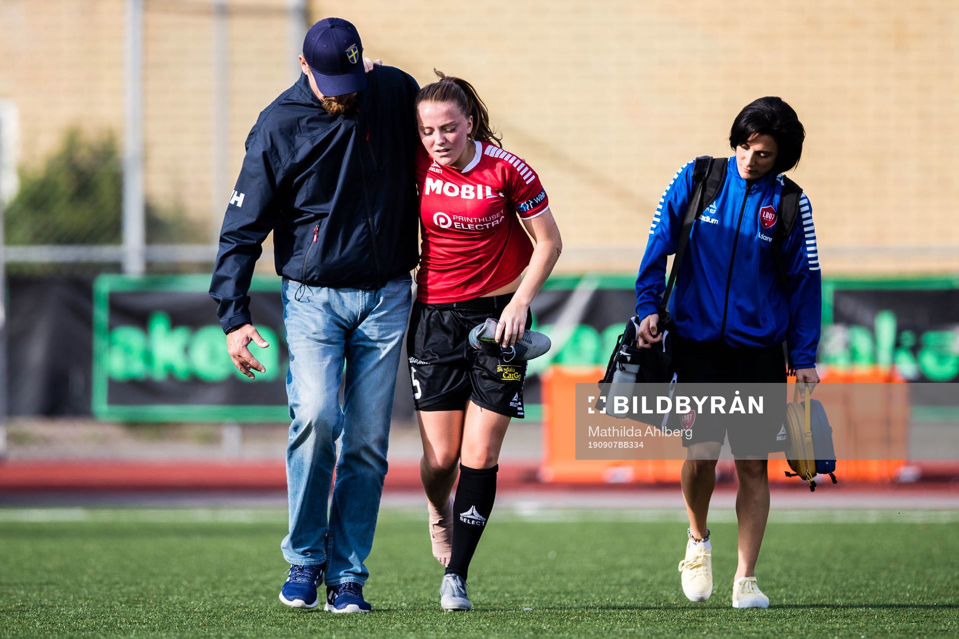 Limhamn Bunkeflos Andrea Thorisson får hjälp av plan efter fotbollsmatchen i Damallsvenskan mellan Limhamn Bunkeflo och Piteå den 7 september 2019 i Malmö .
