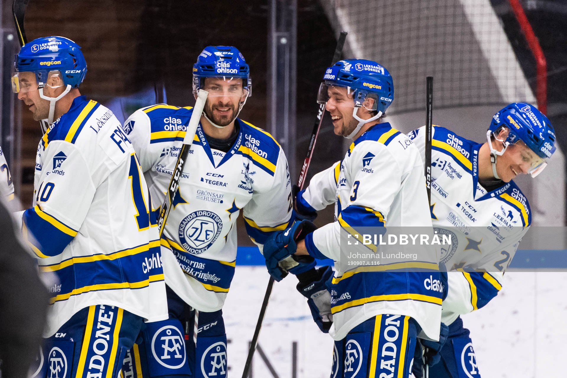 Leksands Marek Hrivik (mitten) jublar med löagkamrater