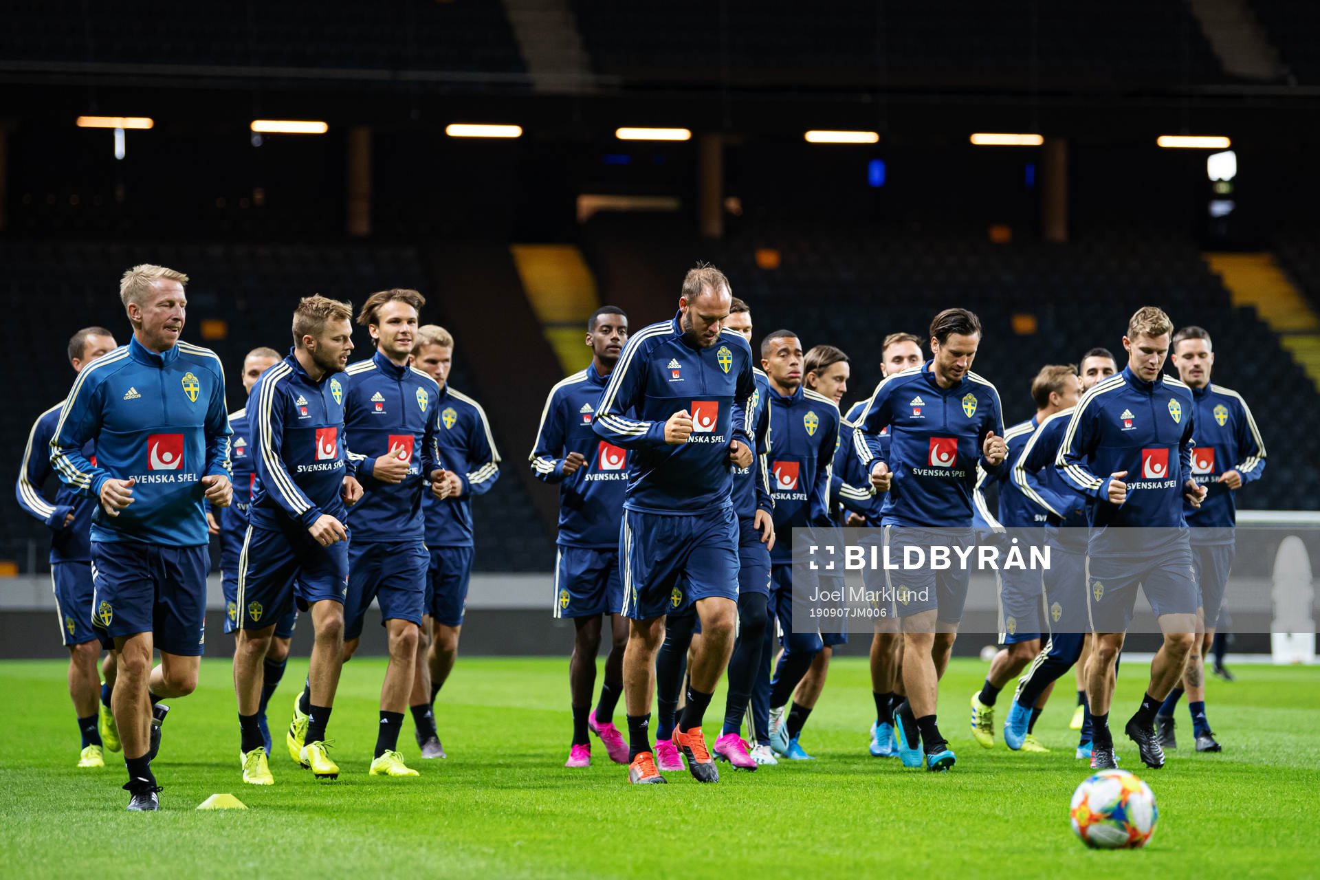 Andreas Granqvist together with teammates of the Swedish