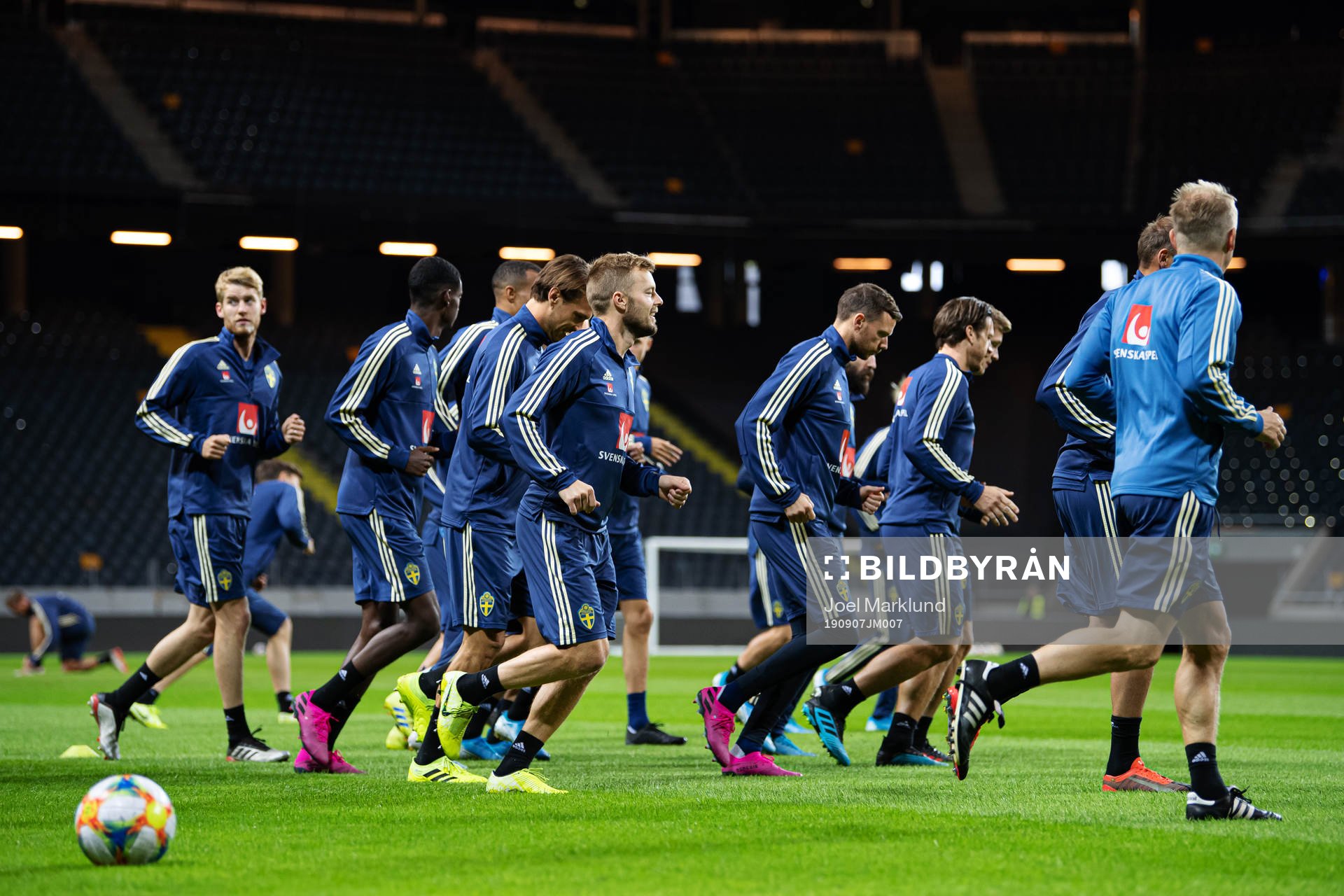 Sebastian Larsson together with teammates of the Swedish