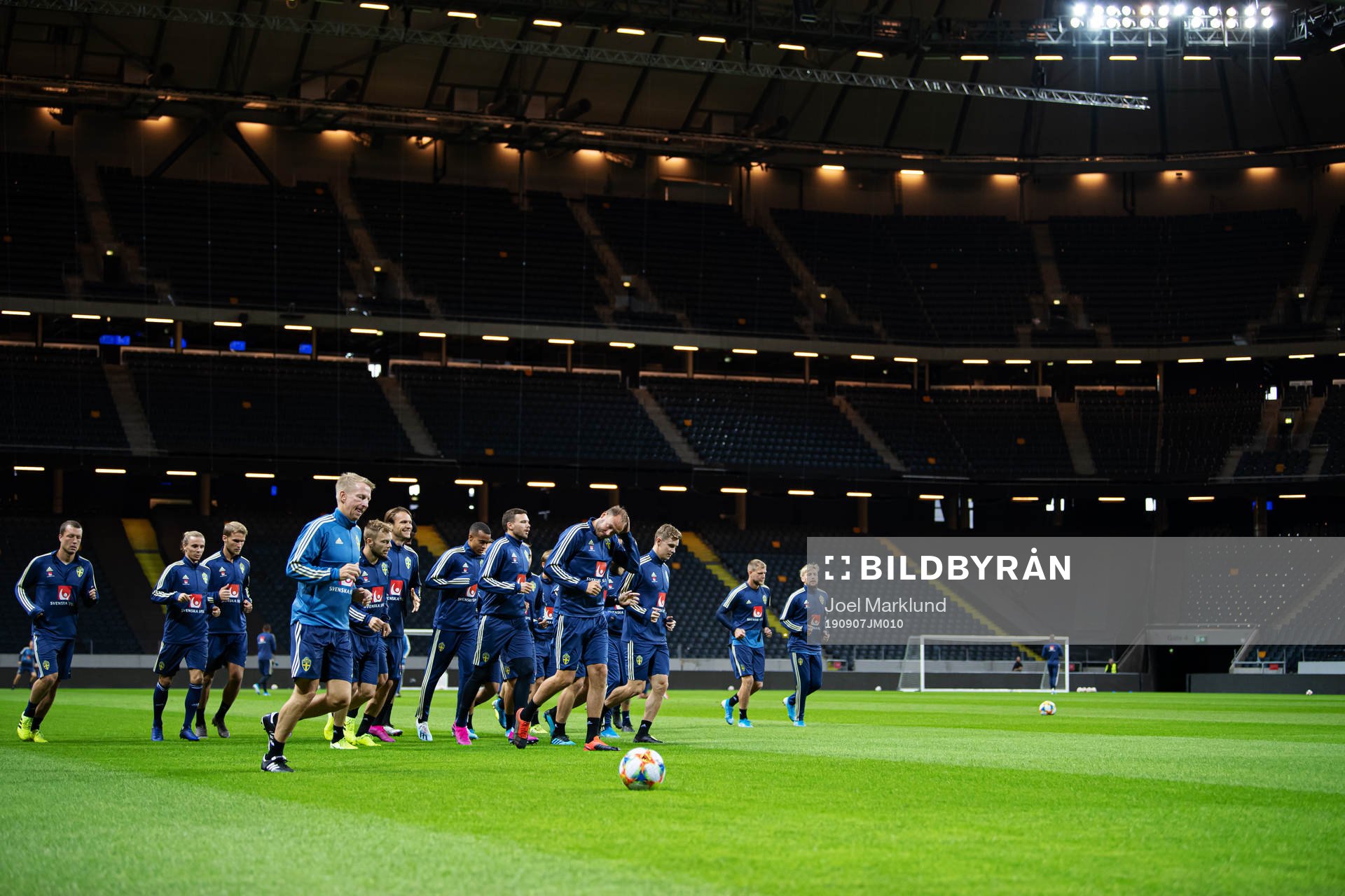 Andreas Granqvist together with teammates of the Swedish