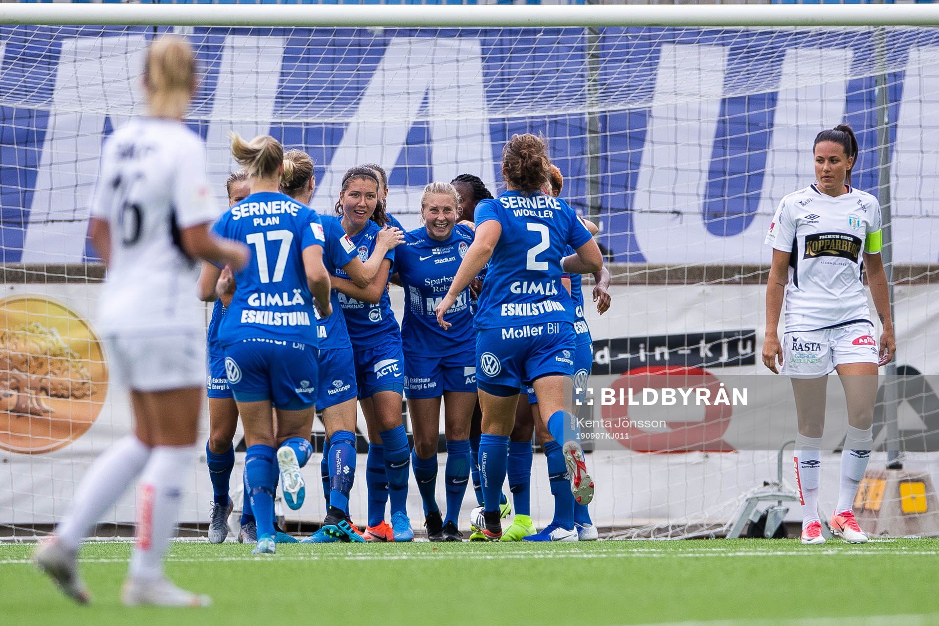 Eskilstunas Loreta Kullashi jublar med lagkamrater