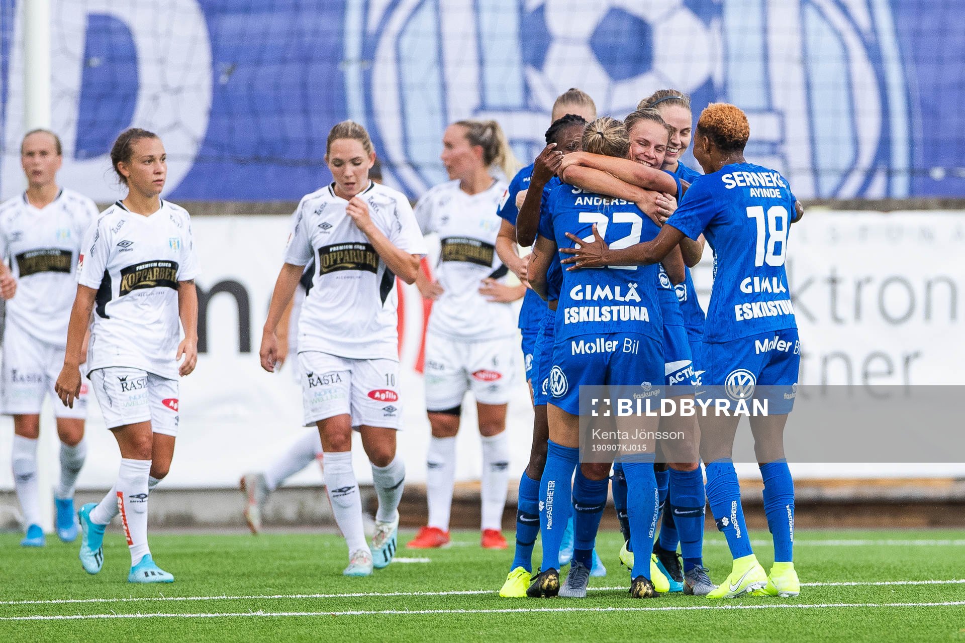 Eskilstunas Julia Tunturi jublar med lagkamrater
