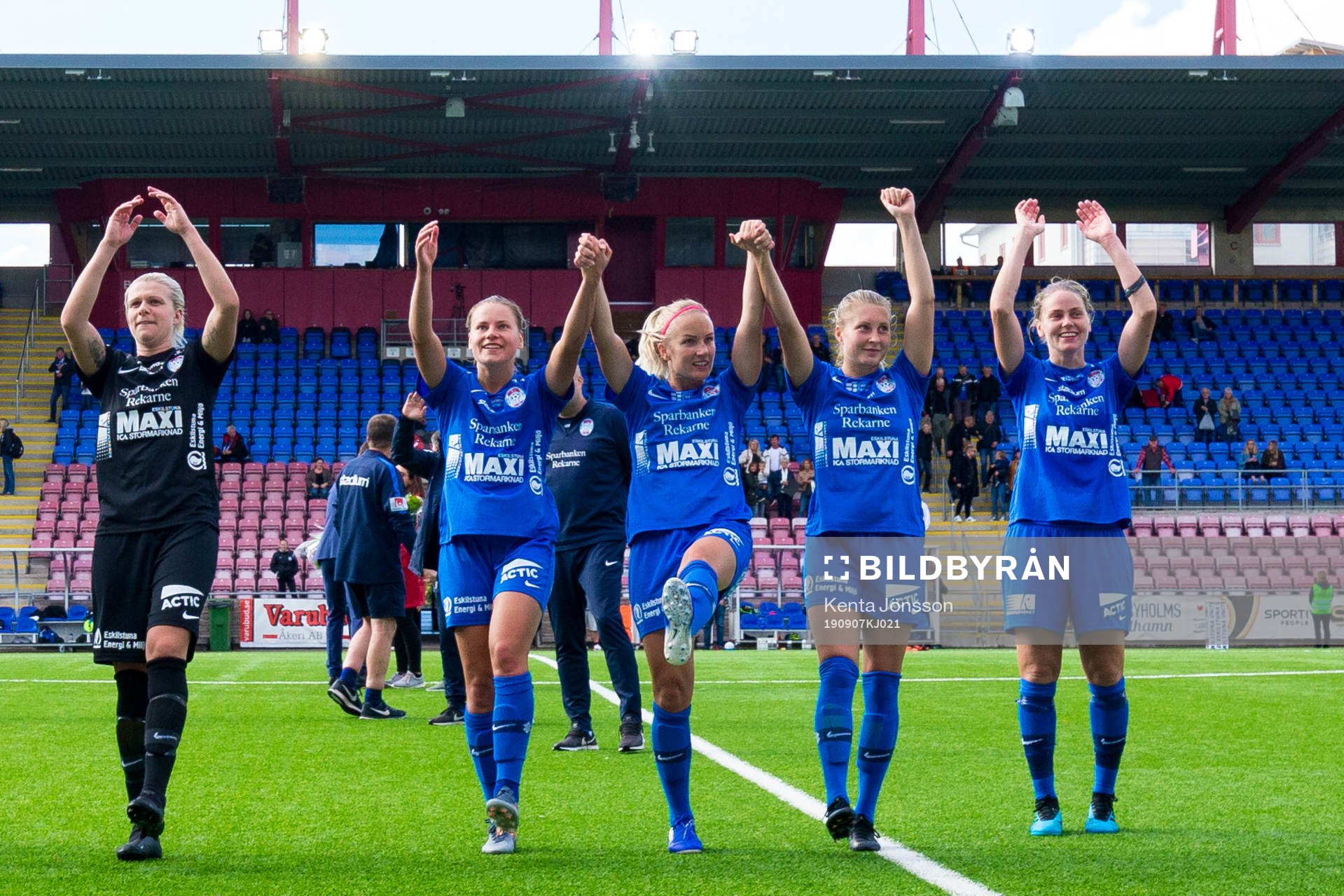 Eskilstunas Julia Tunturi jublar med lagkamrater efter fotbollsmatchen i Damallsvenskan mellan Eskilstuna United och Kopparbergs/Göteborg den 7 september 2019 i Eskilstuna.