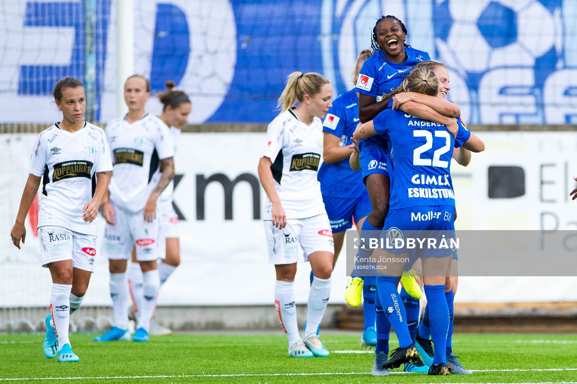 Eskilstunas Julia Tunturi jublar med Ngozi Sonia Okobi efter 2-1 under fotbollsmatchen i Damallsvenskan mellan Eskilstuna United och Kopparbergs/Göteborg den 7 september 2019 i Eskilstuna. 