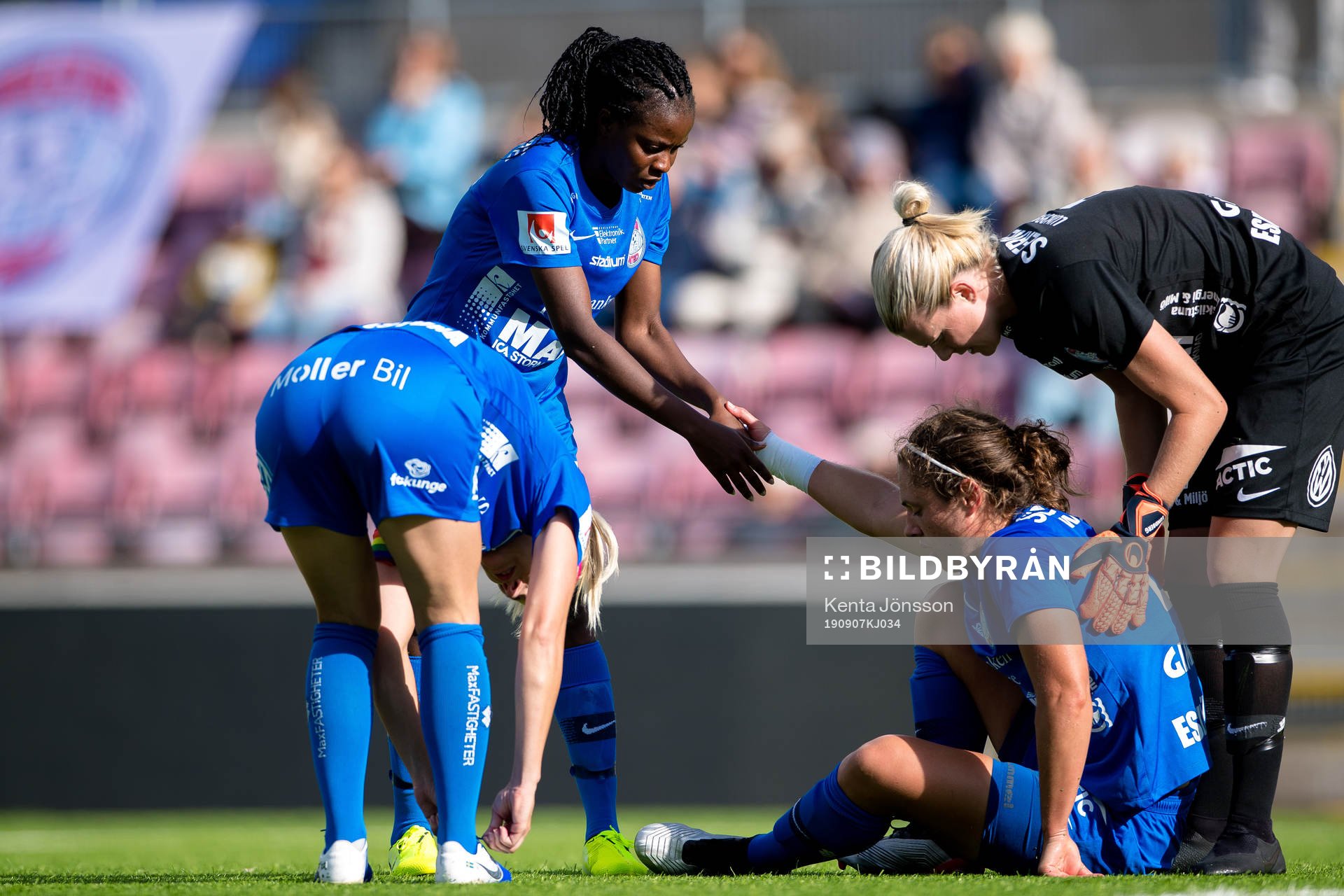 Eskilstunas Shannon Woeller har ont