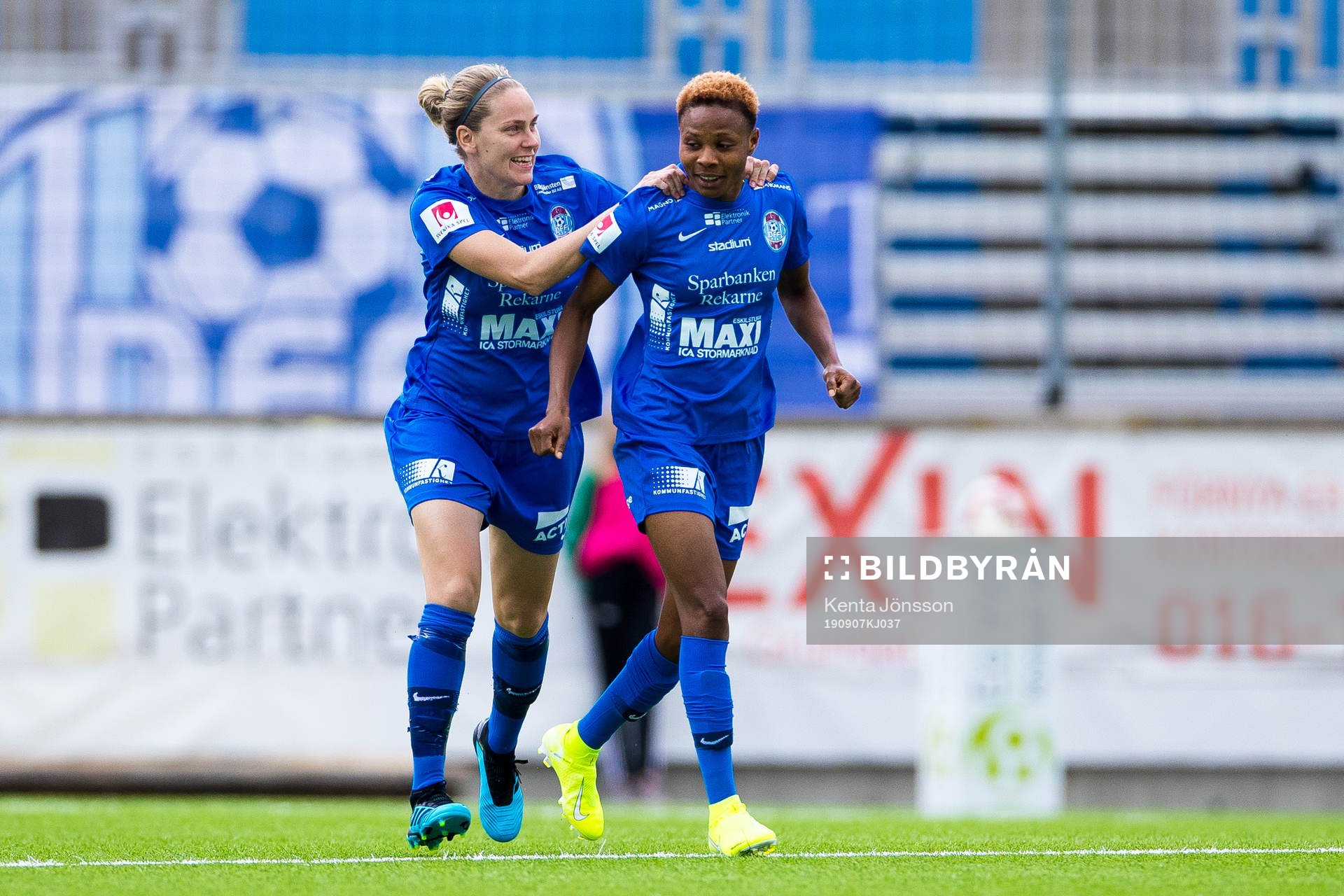Eskilstunas Lisa Dahlkvist jublar med Ayinde Halimatu 1-1 av Loreta Kullashi (ej i bild) under fotbollsmatchen i Damallsvenskan mellan Eskilstuna United och Kopparbergs/Göteborg den 7 september 2019 i Eskilstuna.