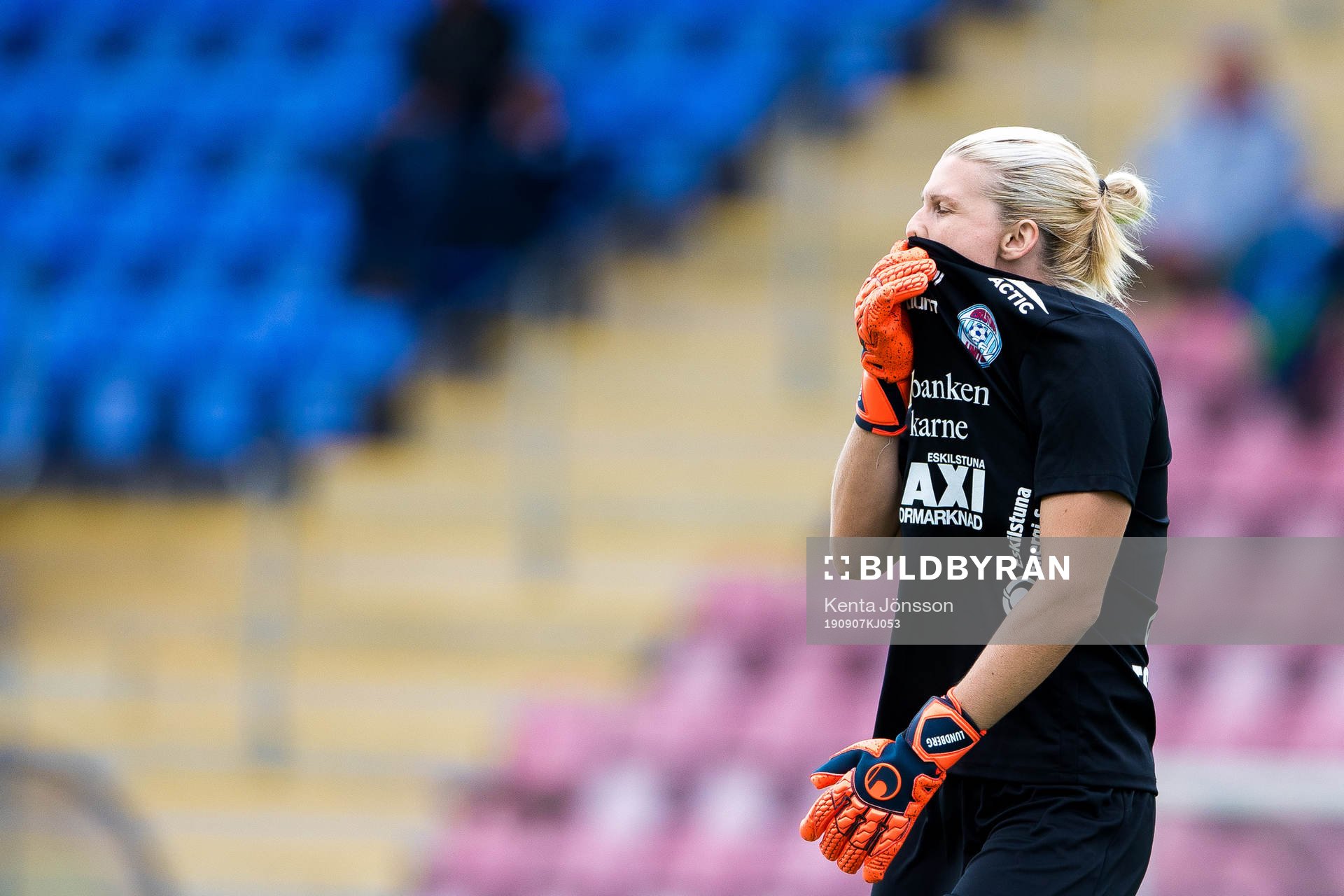 Eskilstunas målvakt Emelie Lundberg deppar