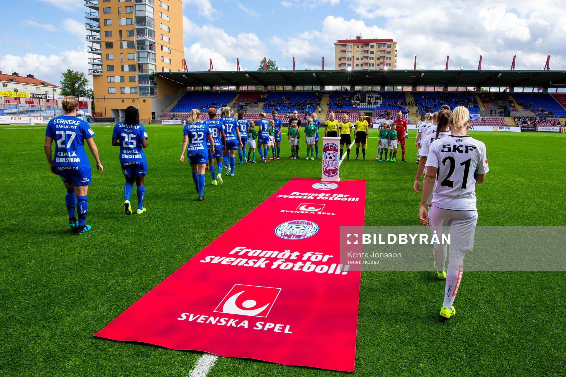 Eskilstunas och Göteborgs spelare går entré på