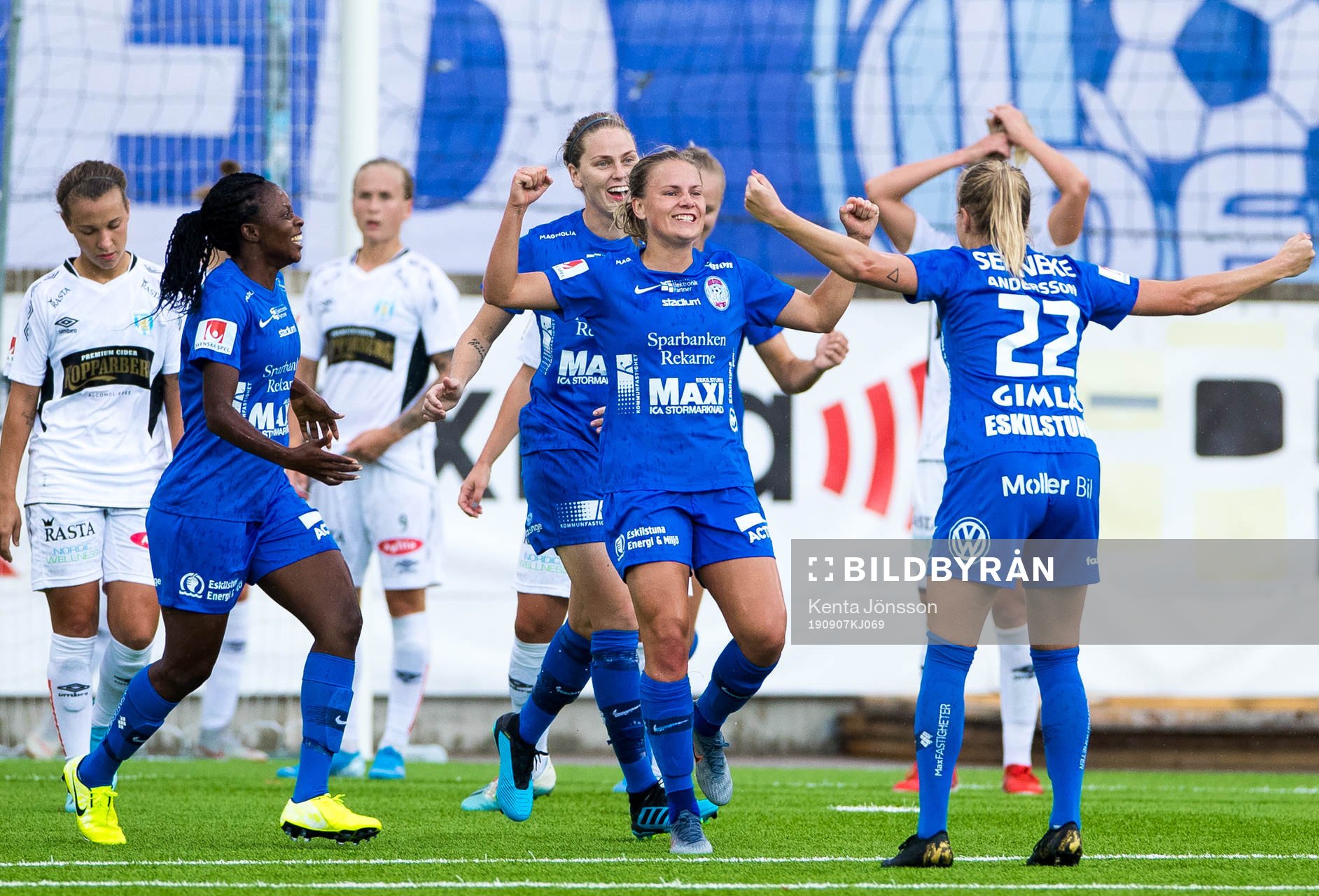 Eskilstunas Julia Tunturi (tvåa från höger) jublar med
