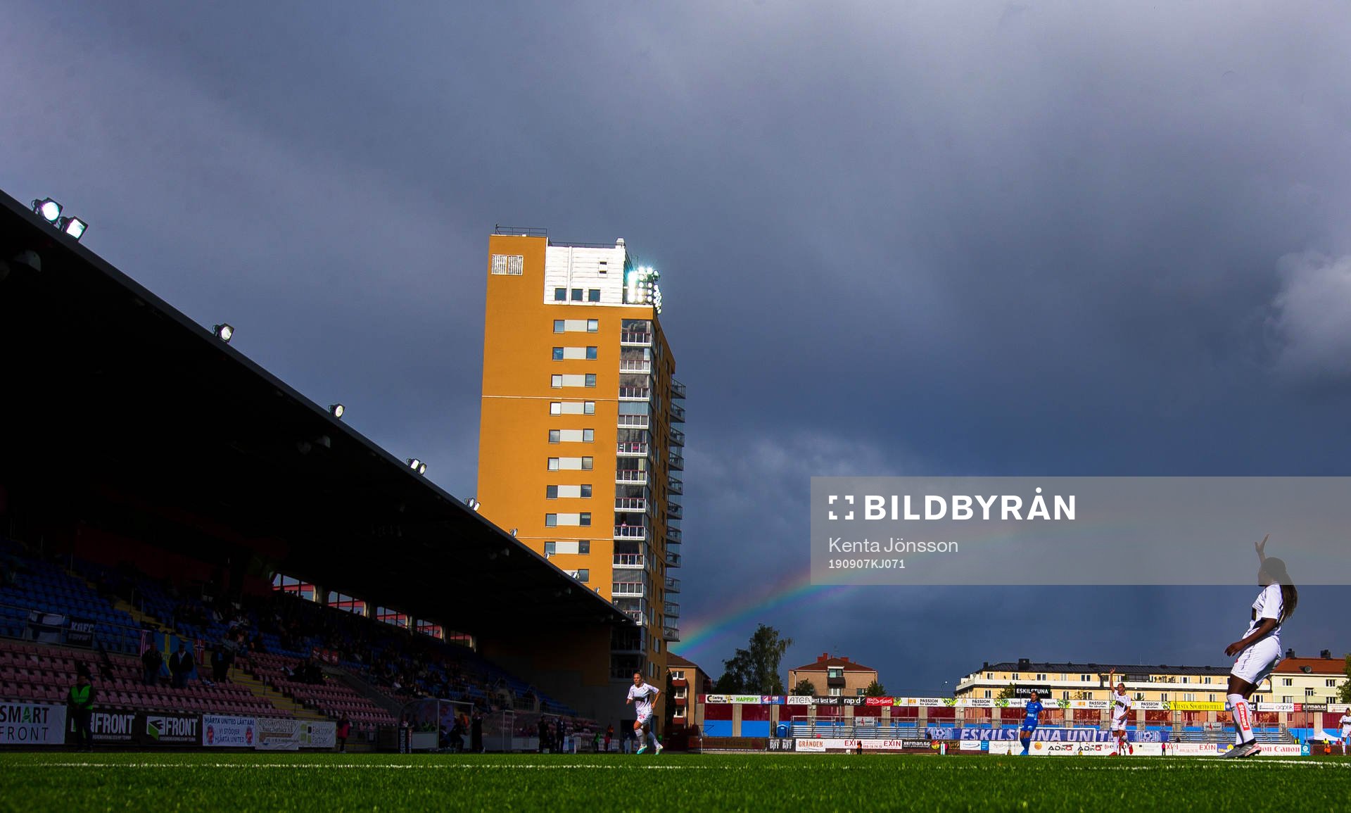 Generell vy över Tunavallen med en regnbåge i bakgrunden under fotbollsmatchen i Damallsvenskan mellan Eskilstuna United och Kopparbergs/Göteborg den 7 september 2019 i Eskilstuna.
