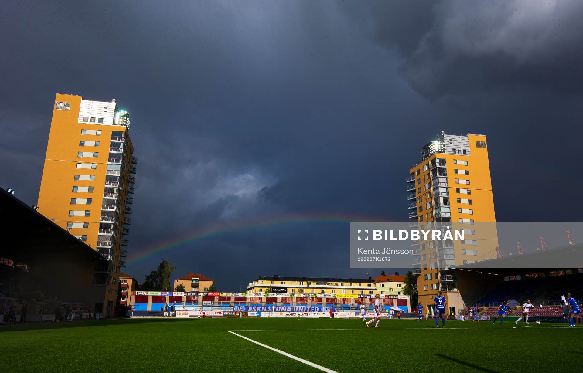 Generell vy över Tunavallen med en regnbåge i bakgrunden under fotbollsmatchen i Damallsvenskan mellan Eskilstuna United och Kopparbergs/Göteborg den 7 september 2019 i Eskilstuna.