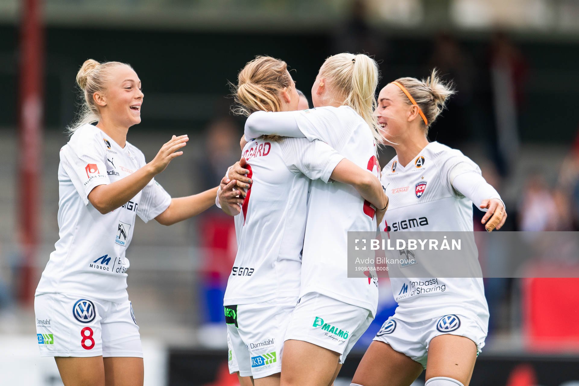 Rosengårds Hanna Bennison och Anna Anvegård jublar med
