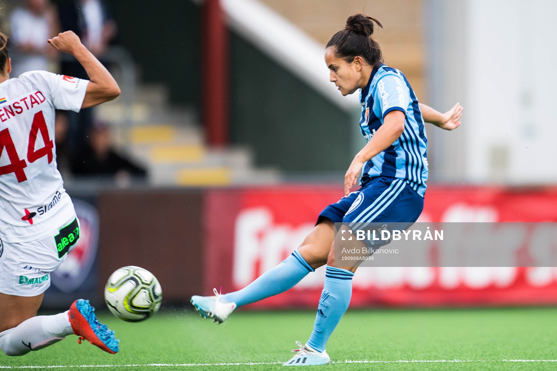 Djurgårdens Malin Diaz Pettersson skjuter under fotbollsmatchen i Damallsvenskan mellan Rosengård och Djurgården den 8 september 2019 i Malmö.