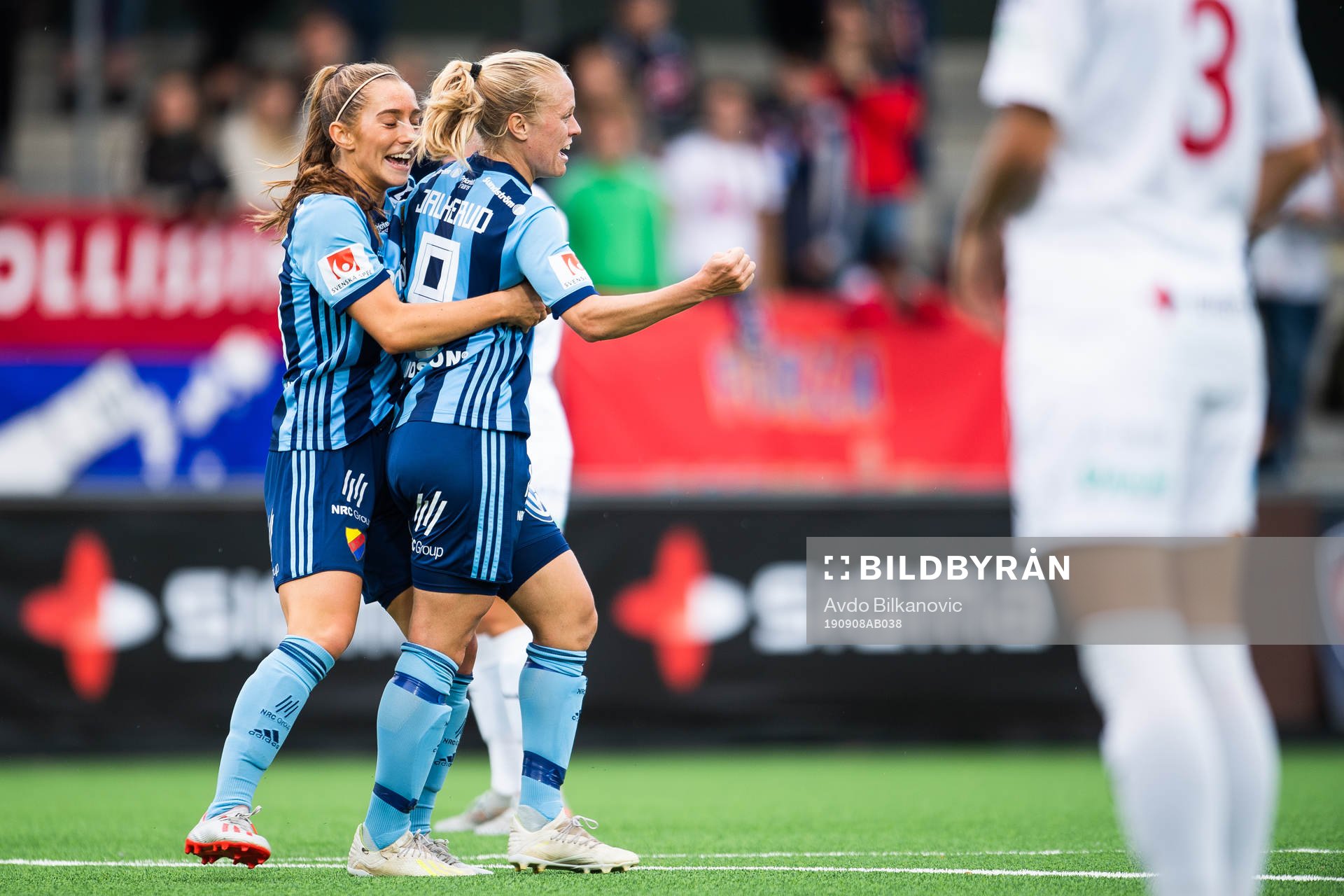 Djurgårdens Mia Jalkerud och Tilde Lindwall jublar