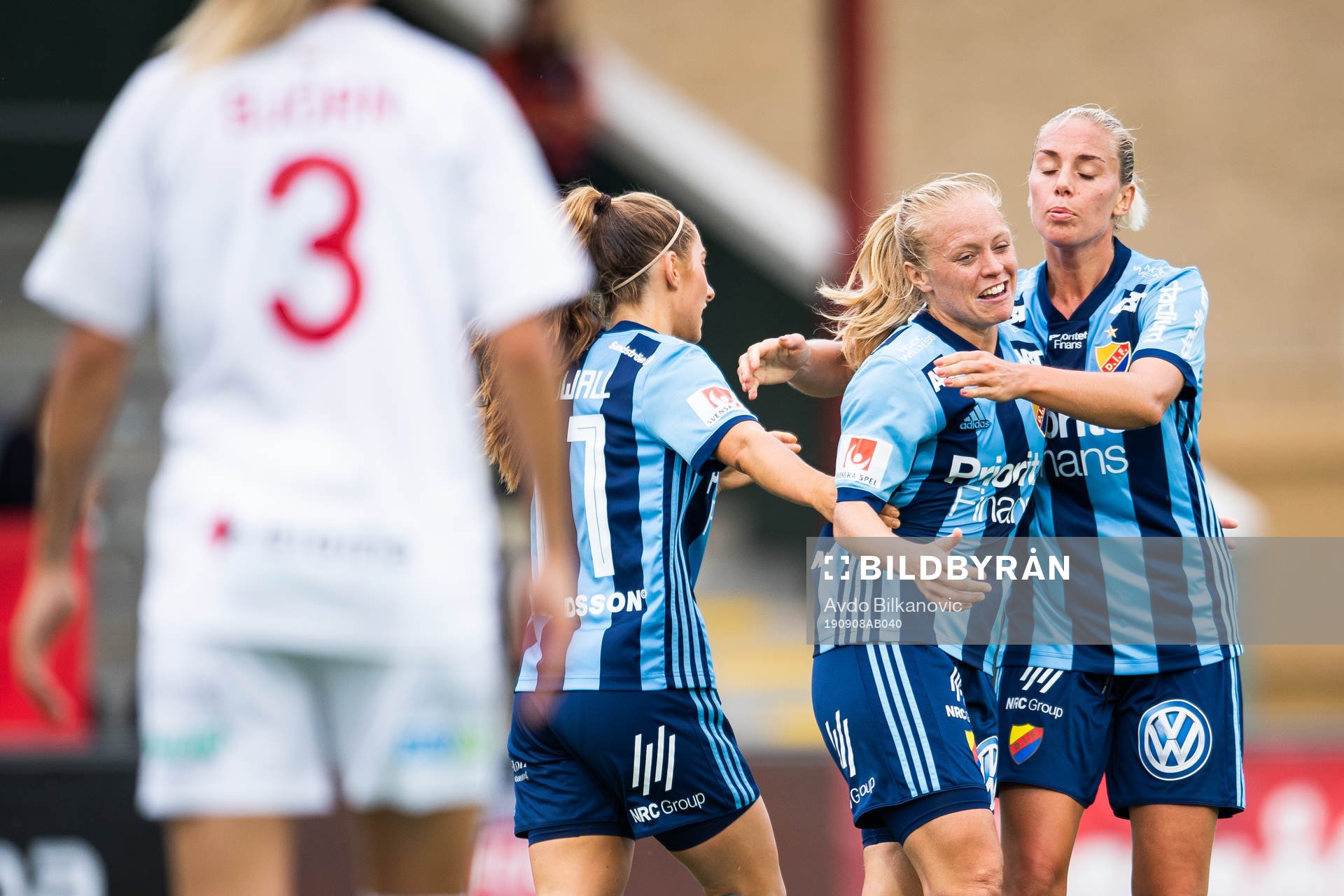 Djurgårdens Mia Jalkerud jublar med lagkamrater