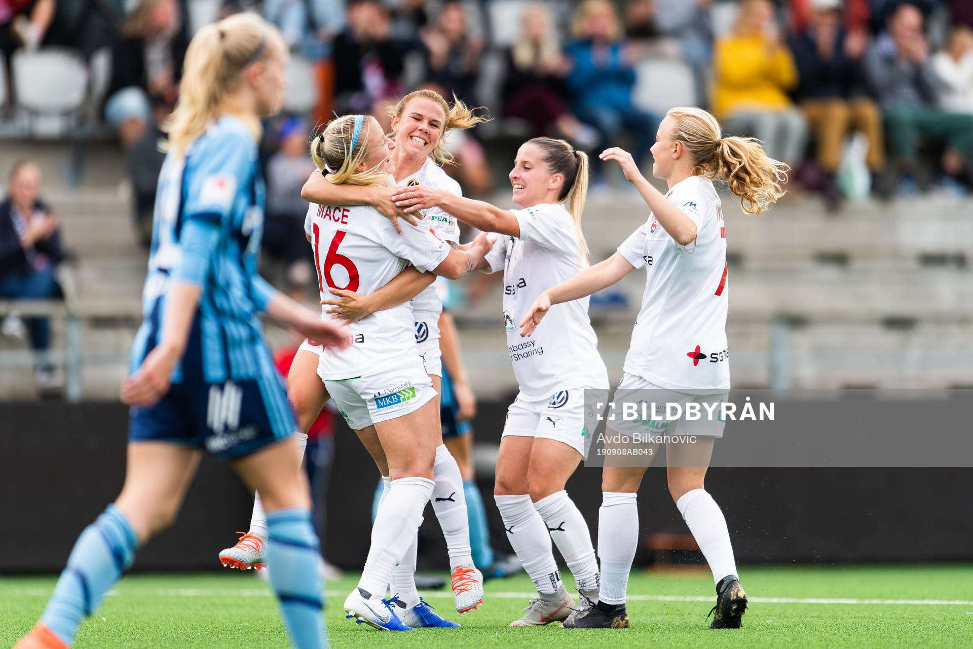 Rosengårds Hailie Mace jublar med lagkamrater