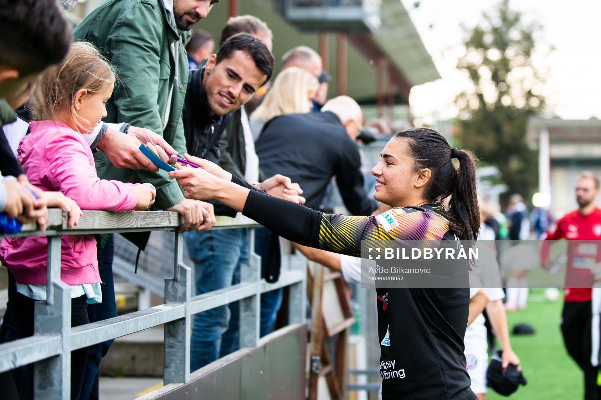 Rosengårds målvakt Zecira Musovic skriver autografer