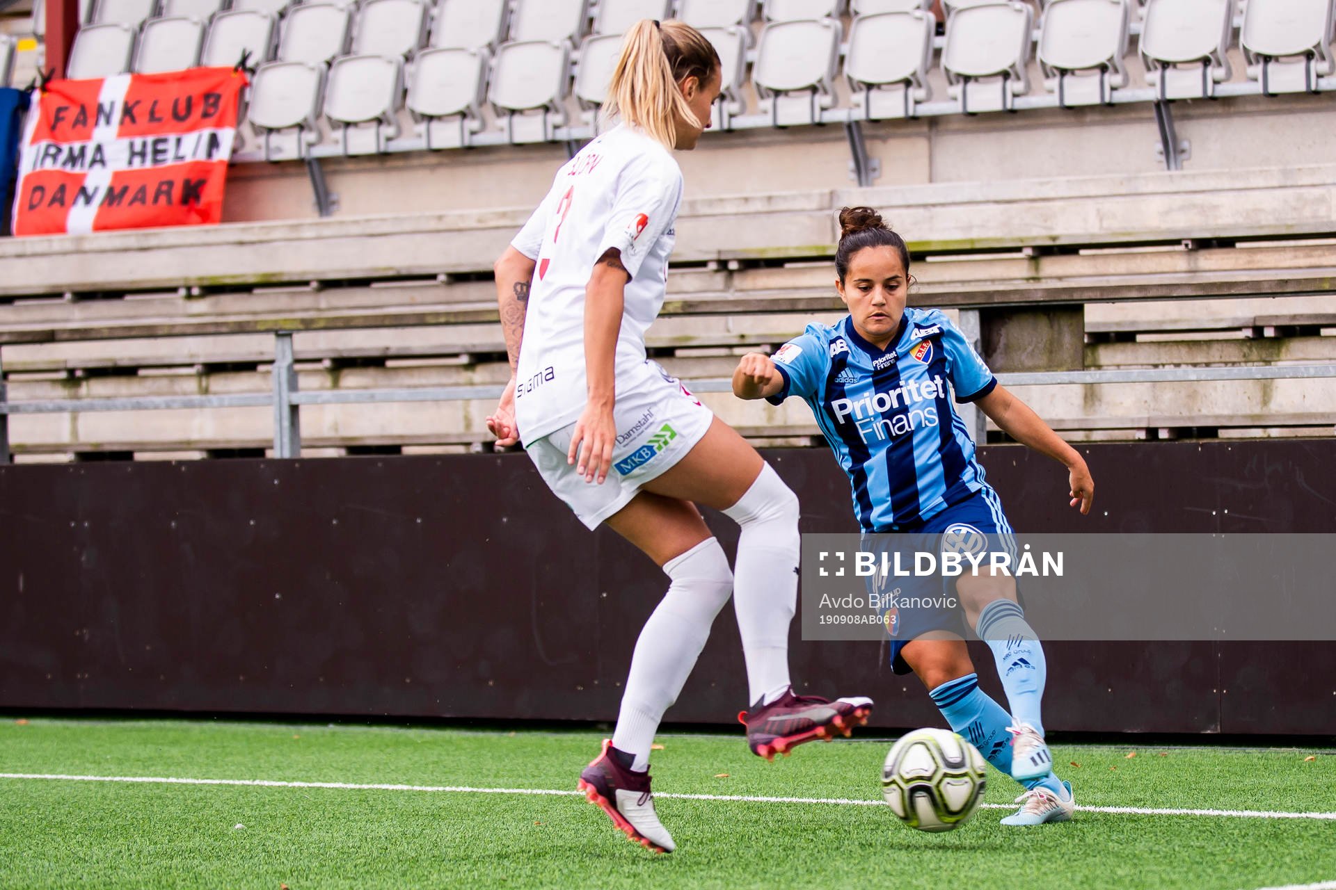 Rosengårds Nathalie Björn täcker Djurgårdens Malin Diaz Pettersson under fotbollsmatchen i Damallsvenskan mellan Rosengård och Djurgården den 8 september 2019 i Malmö.
