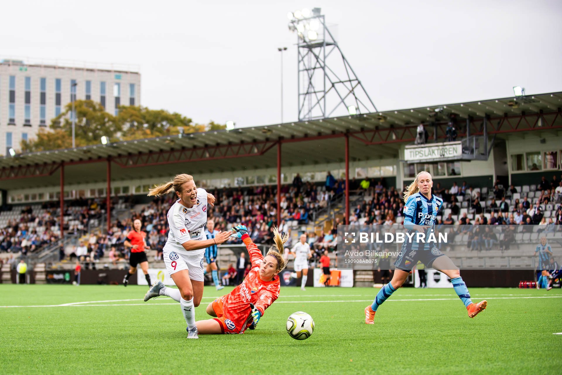 Rosengårds Anna Anvegård och Djurgårdens målvakt Jennifer Pelley under fotbollsmatchen i Damallsvenskan mellan Rosengård och Djurgården den 8 september 2019 i Malmö.