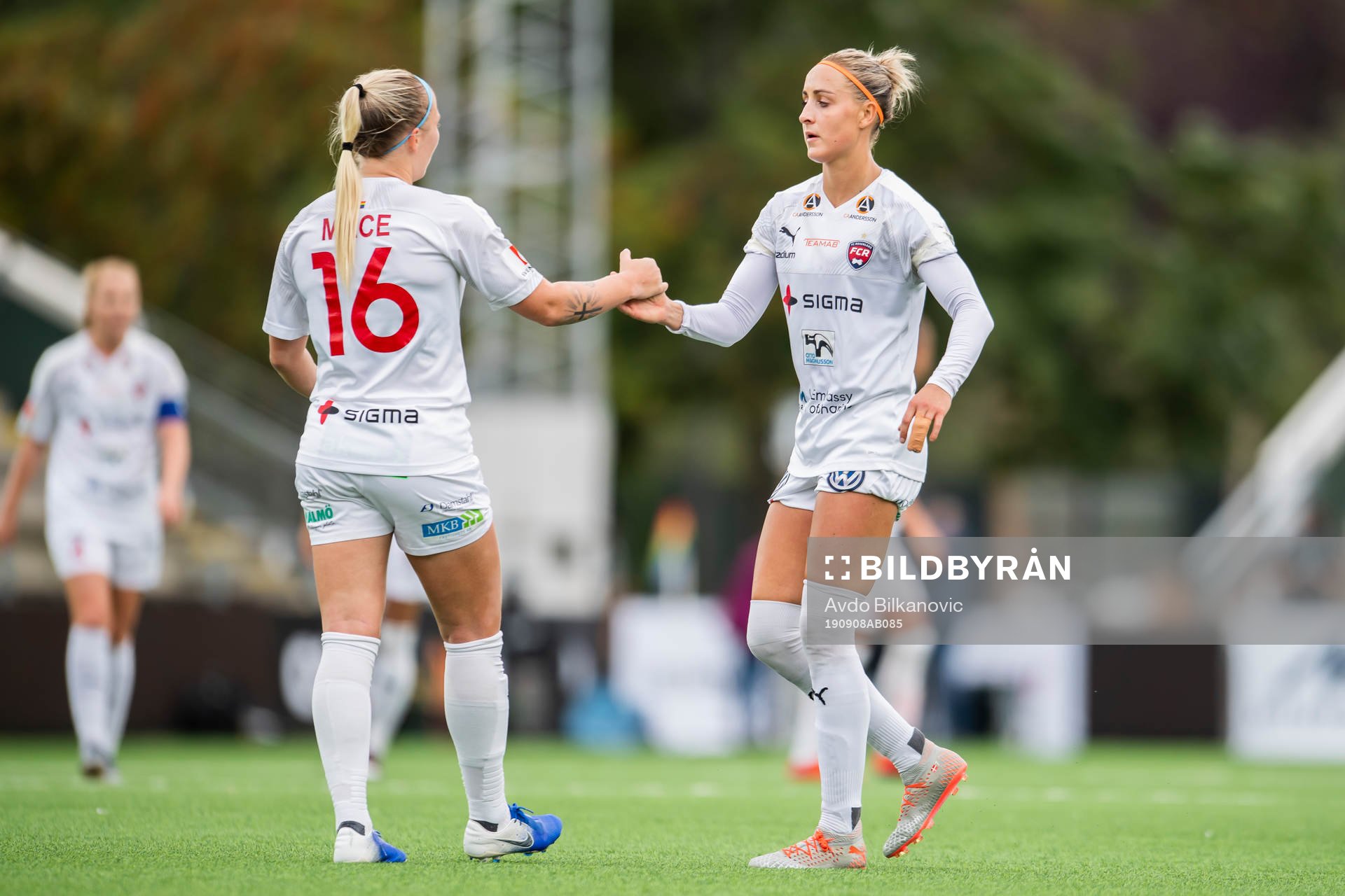 Rosengårds Hailie Mace och Sanne Troelsgaard  jublar